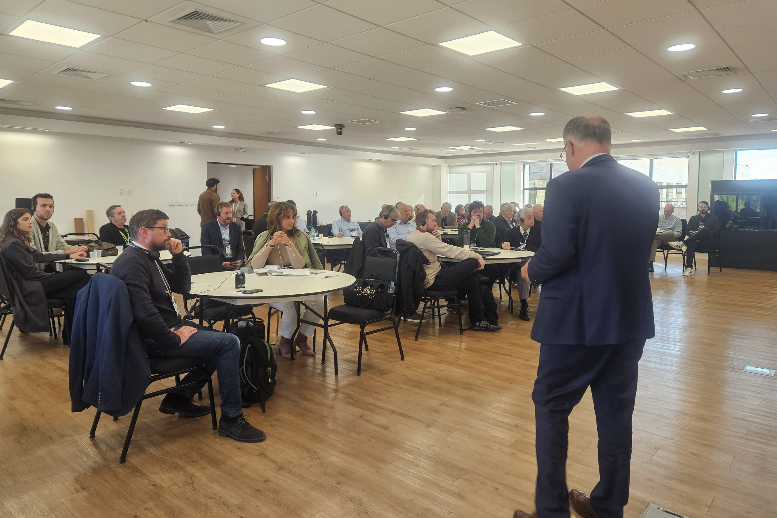 Fundação Araucária apresenta a instituto francês pesquisas da madeira na construção civil