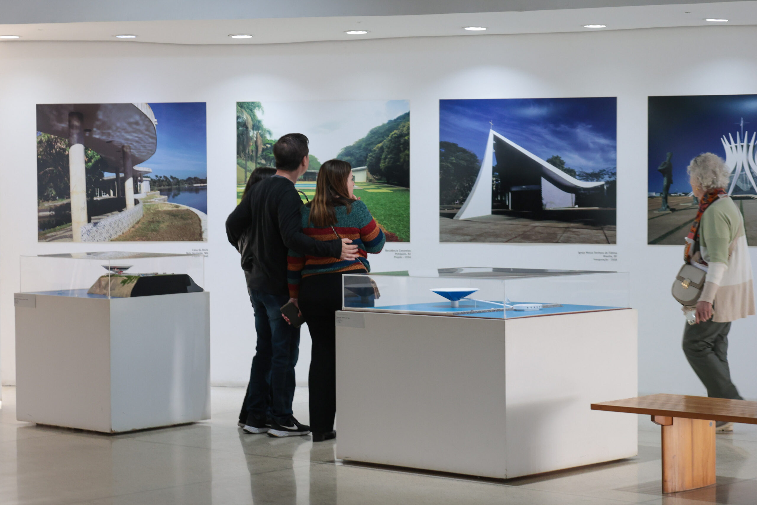 Férias no MON: primeiro dia do horário estendido atrai nova multidão ao museu