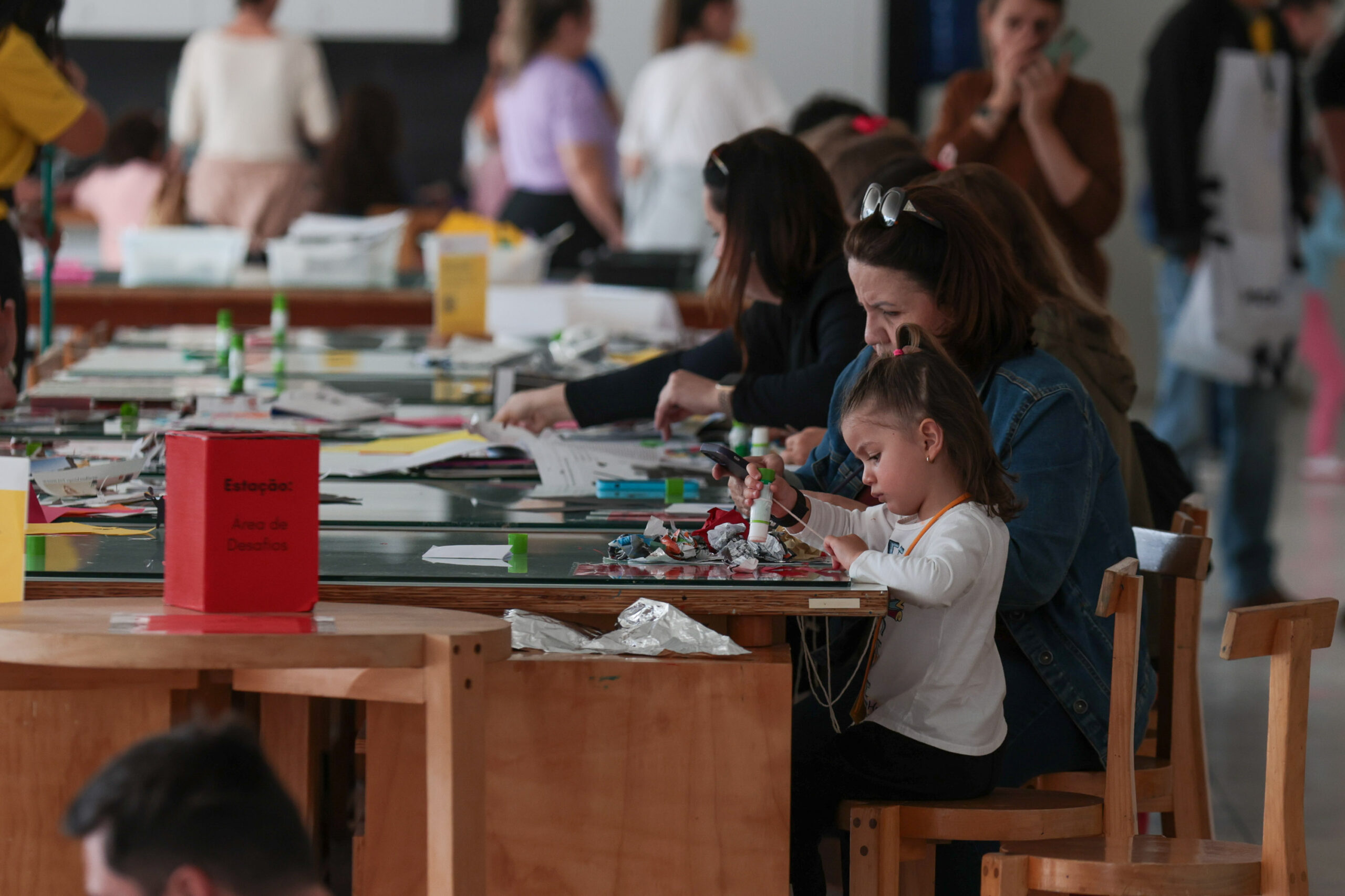 Férias no MON: primeiro dia do horário estendido atrai nova multidão ao museu