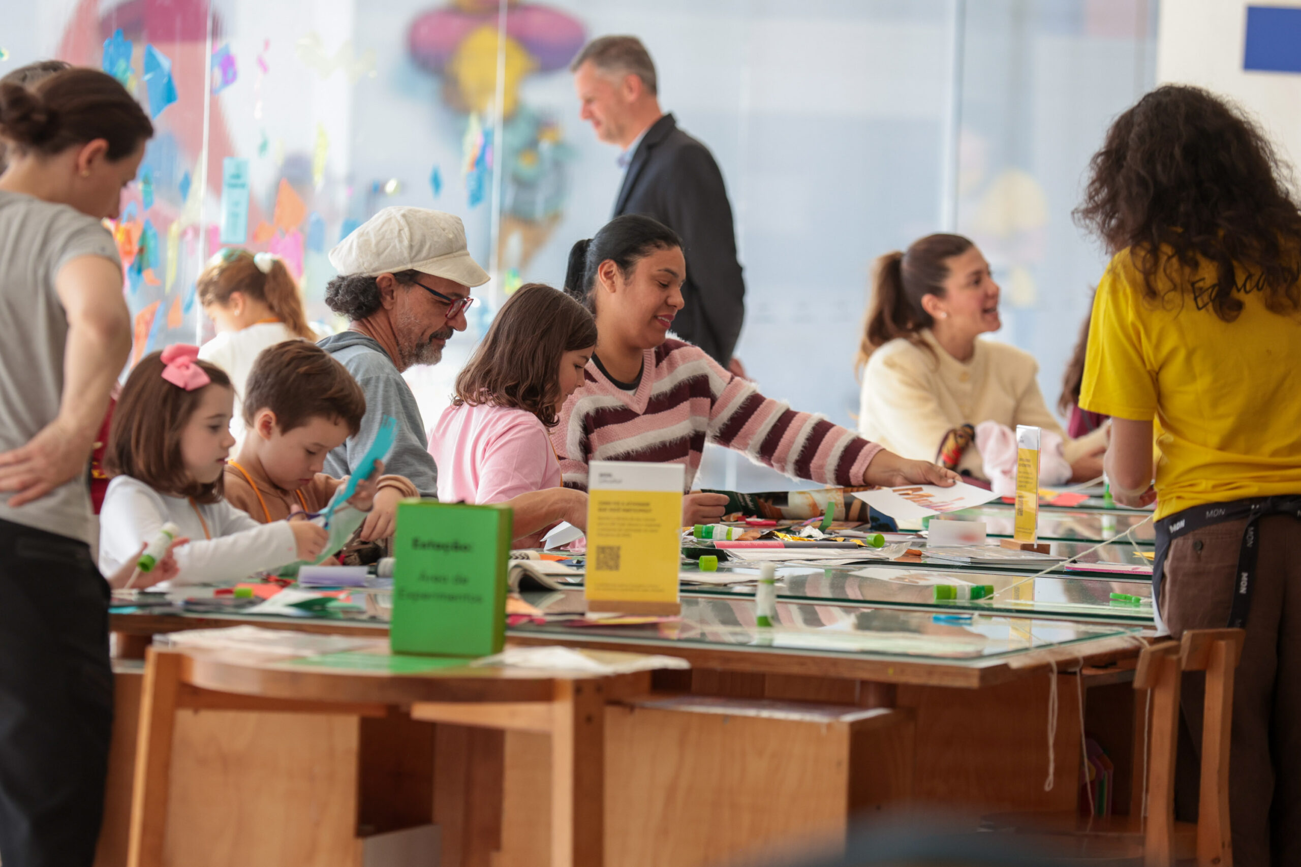 Férias no MON: primeiro dia do horário estendido atrai nova multidão ao museu