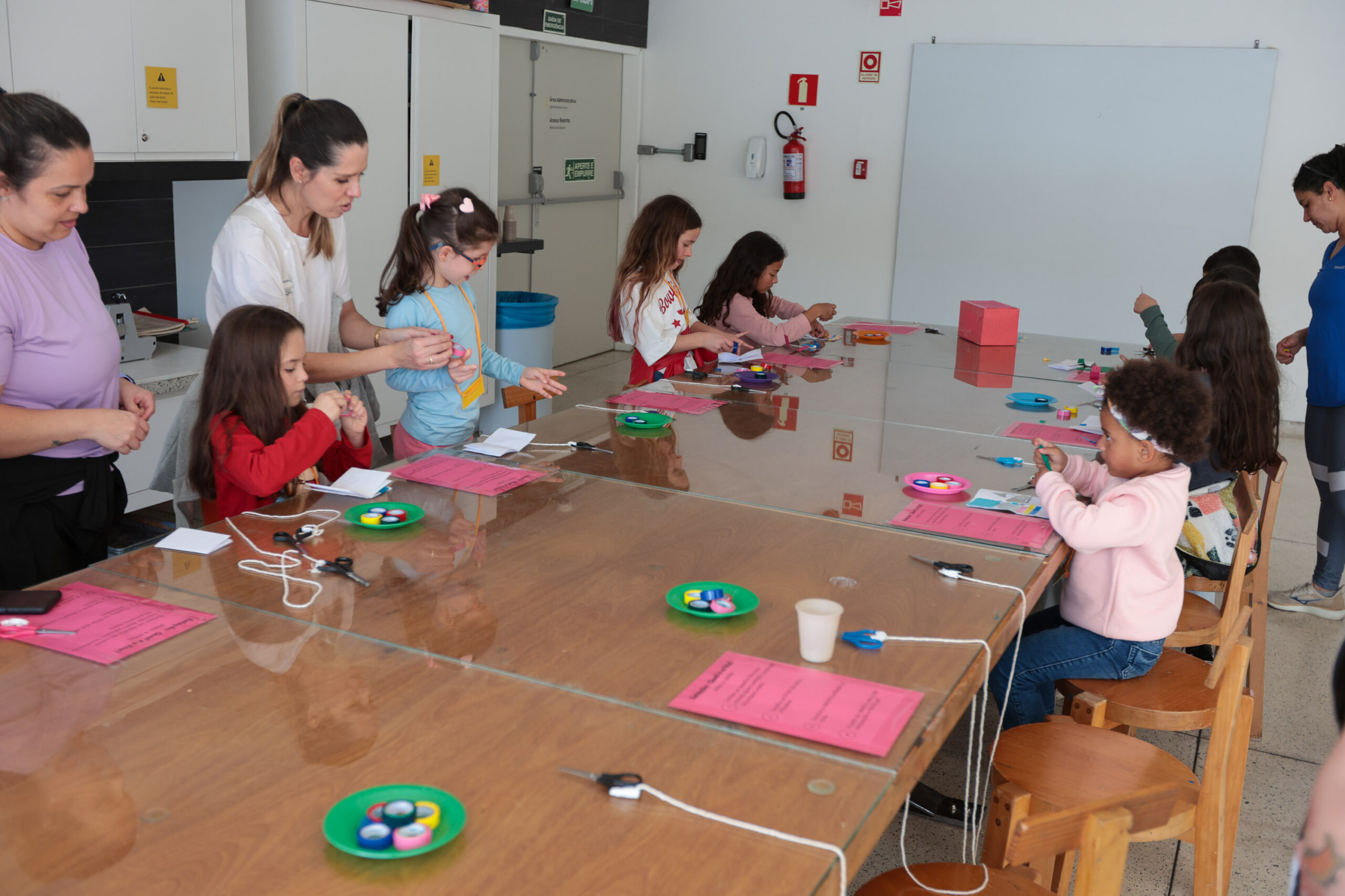 Férias no MON: primeiro dia do horário estendido atrai nova multidão ao museu