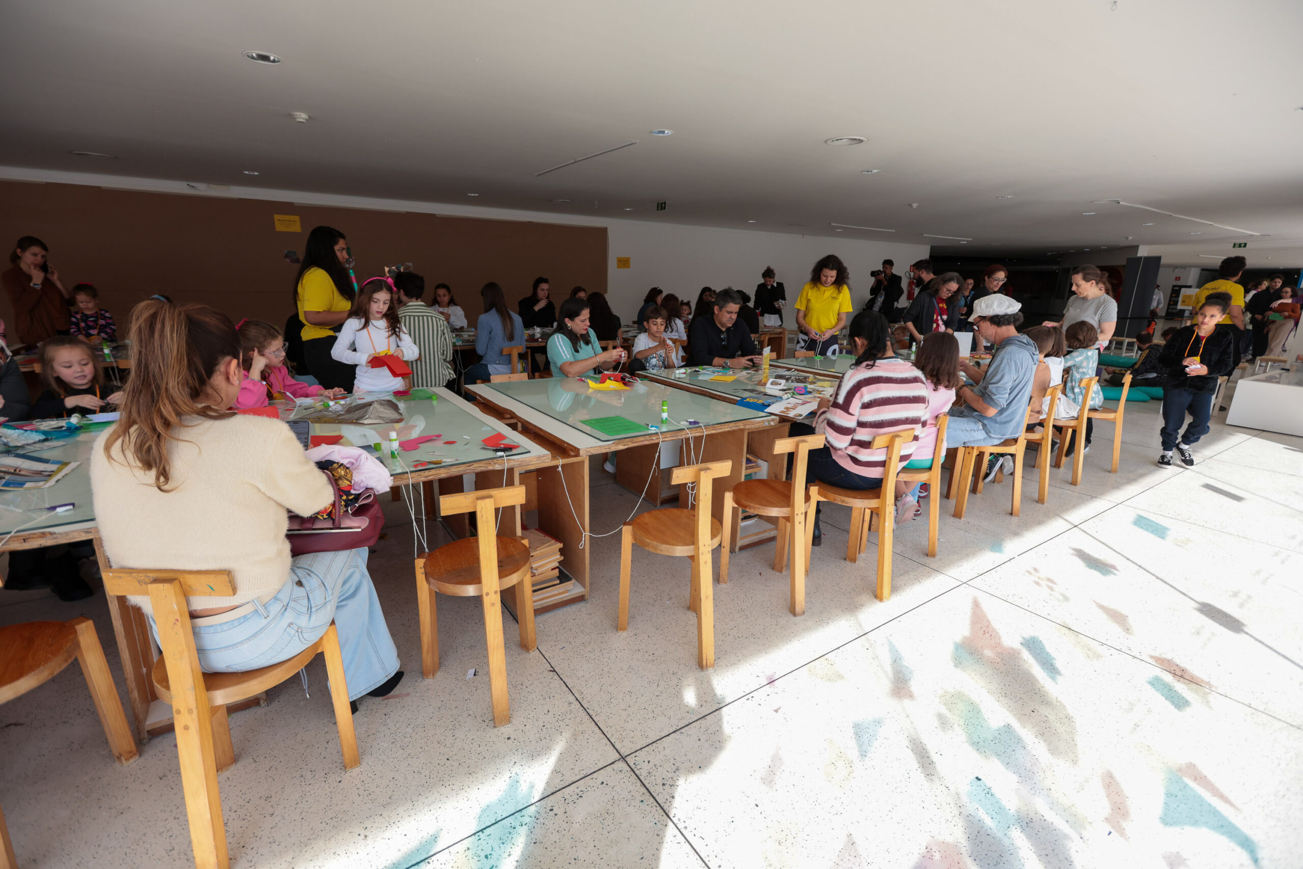 Férias no MON: primeiro dia do horário estendido atrai nova multidão ao museu