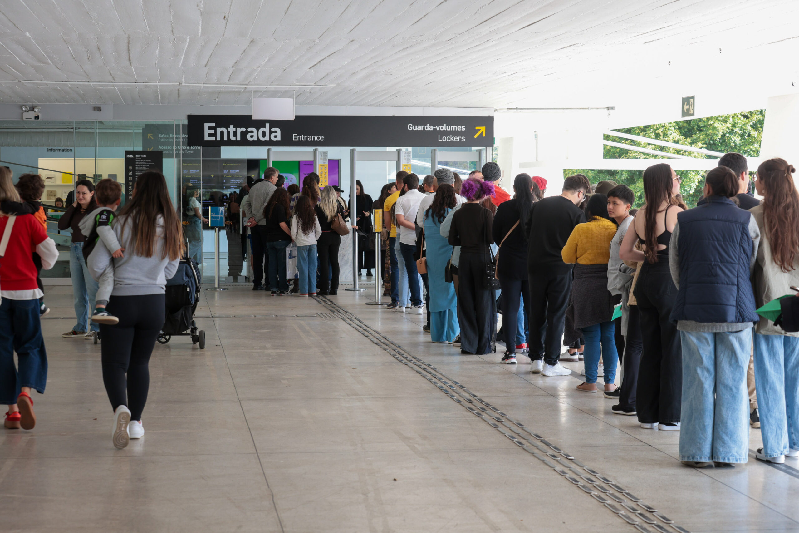 Férias no MON: primeiro dia do horário estendido atrai nova multidão ao museu