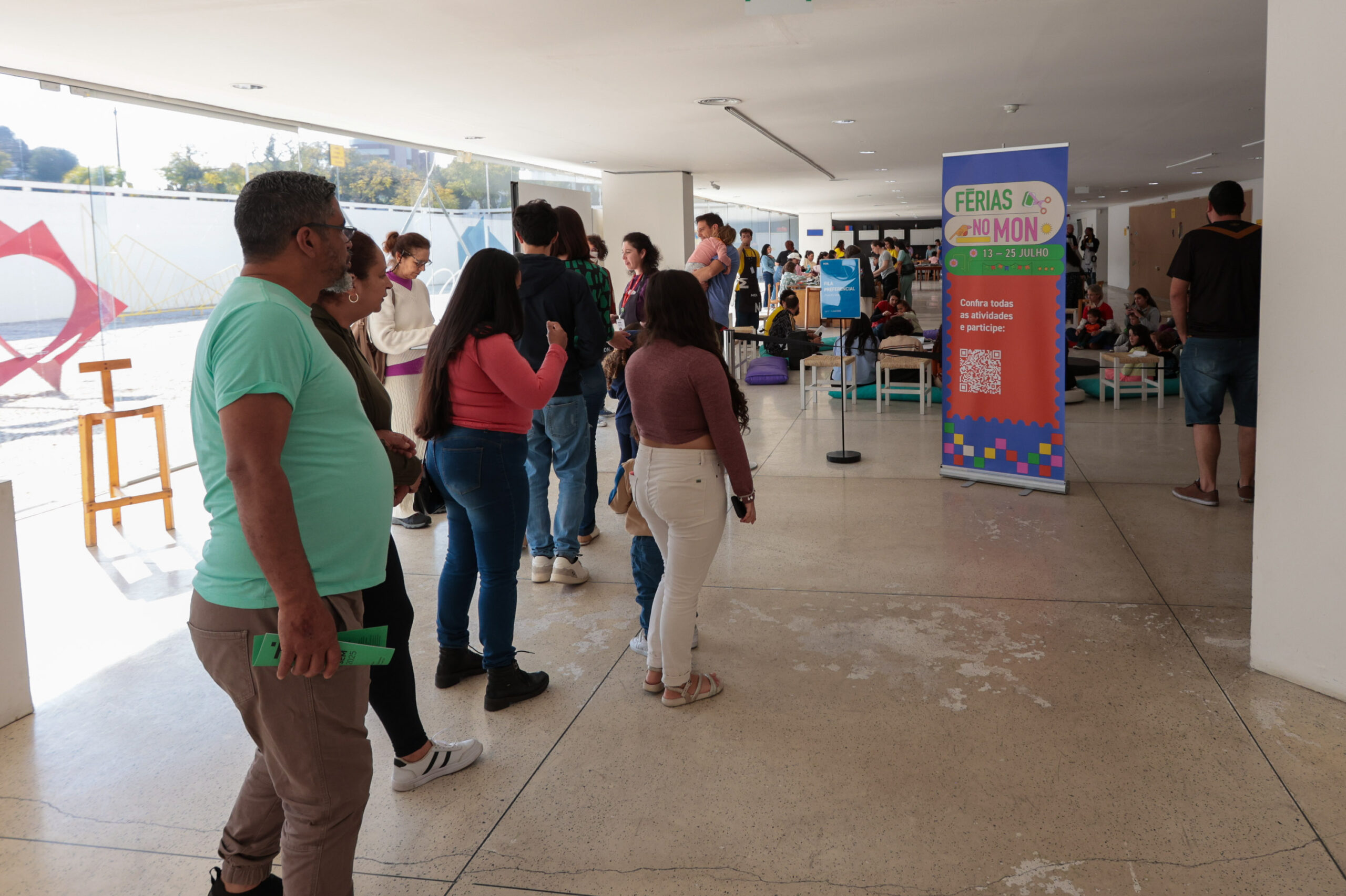 Férias no MON: primeiro dia do horário estendido atrai nova multidão ao museu