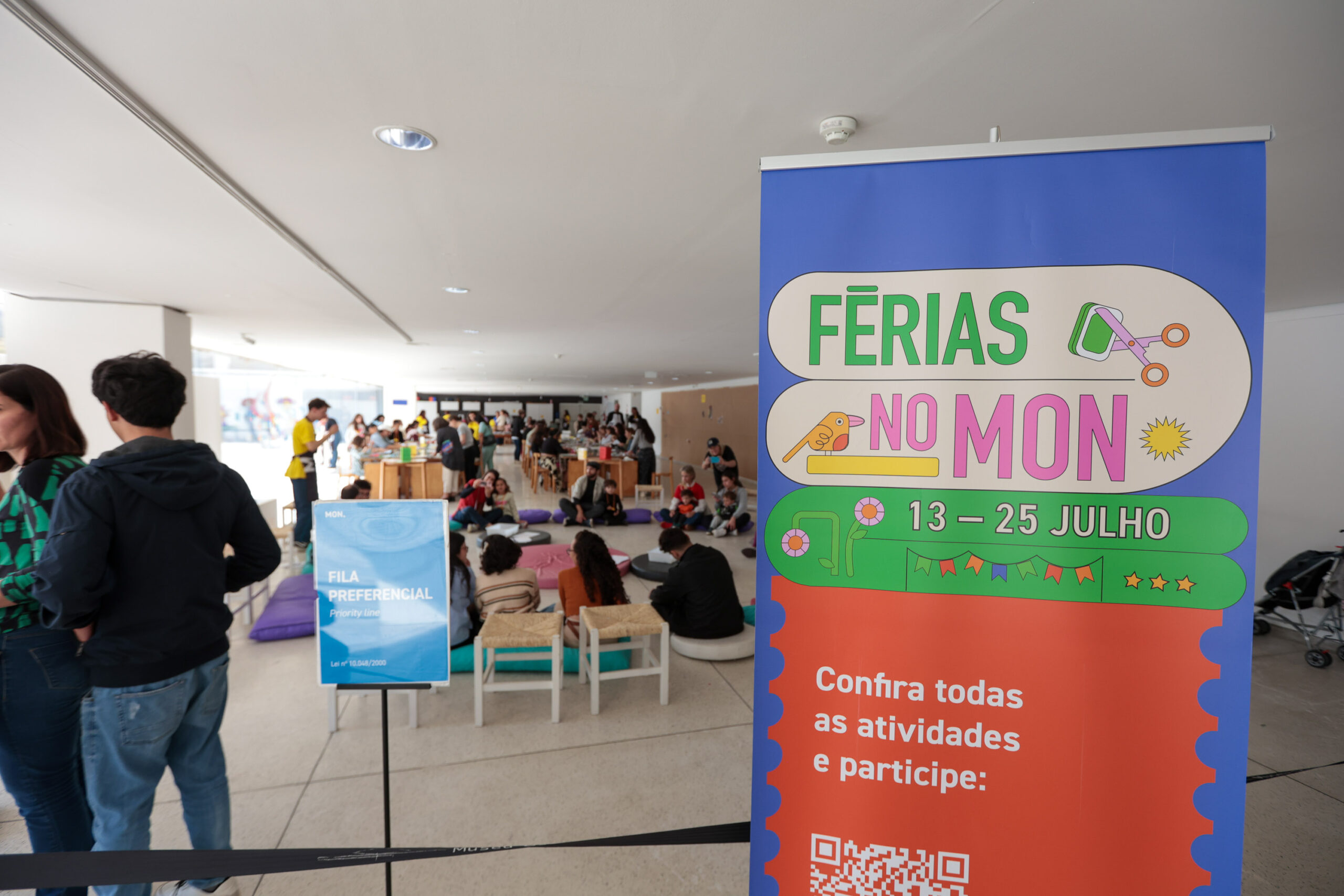 Férias no MON: primeiro dia do horário estendido atrai nova multidão ao museu