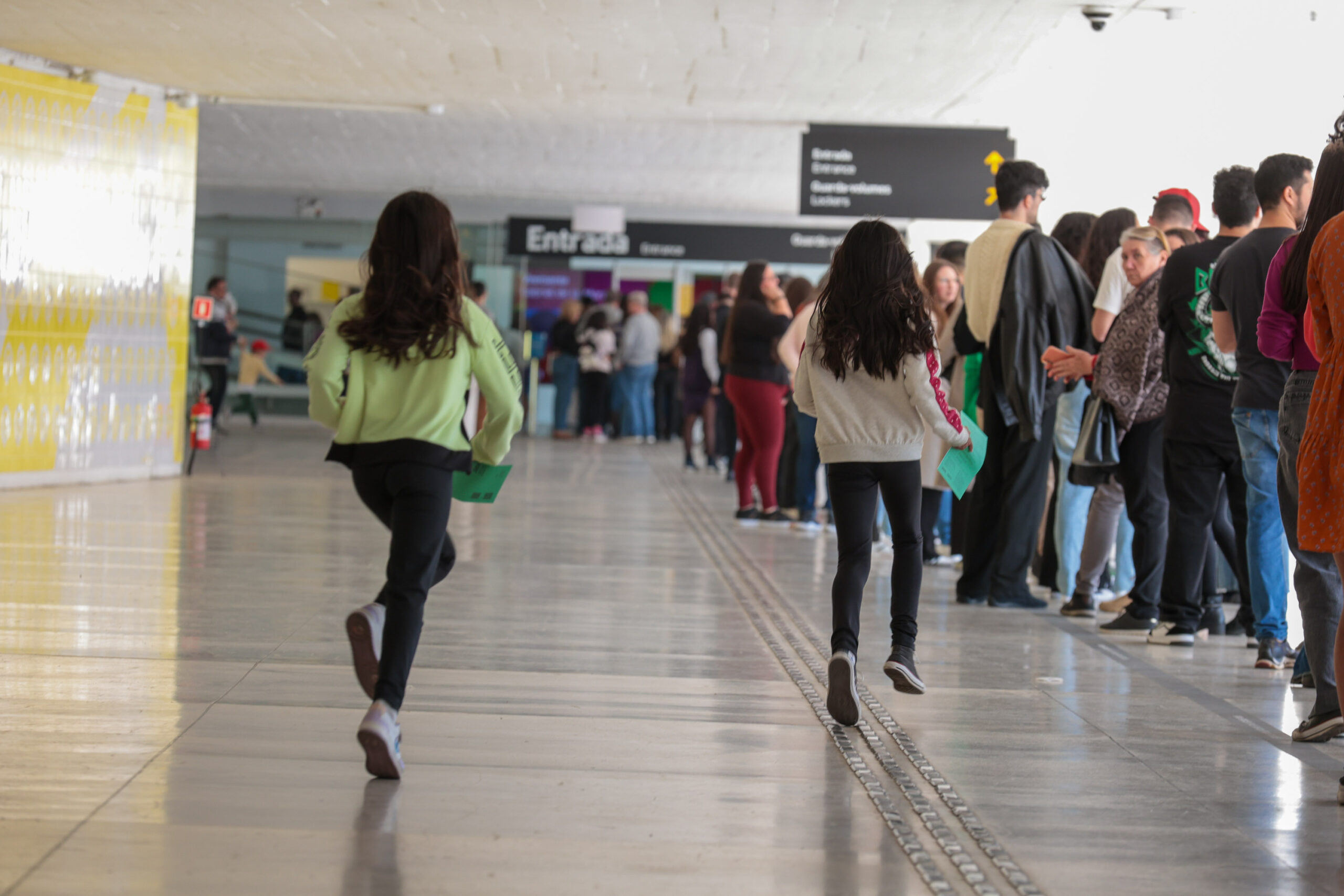 Férias no MON: primeiro dia do horário estendido atrai nova multidão ao museu