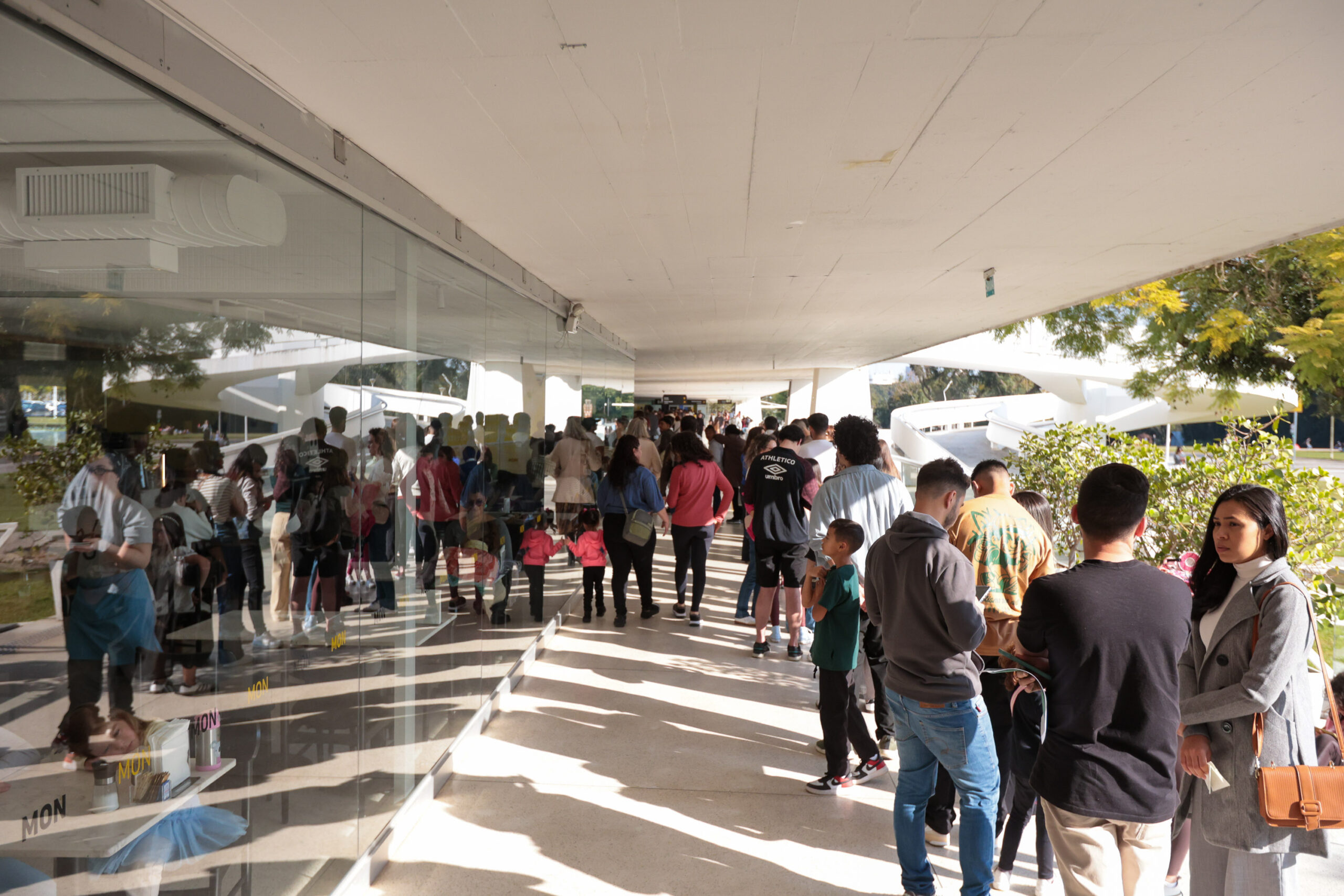 Férias no MON: primeiro dia do horário estendido atrai nova multidão ao museu