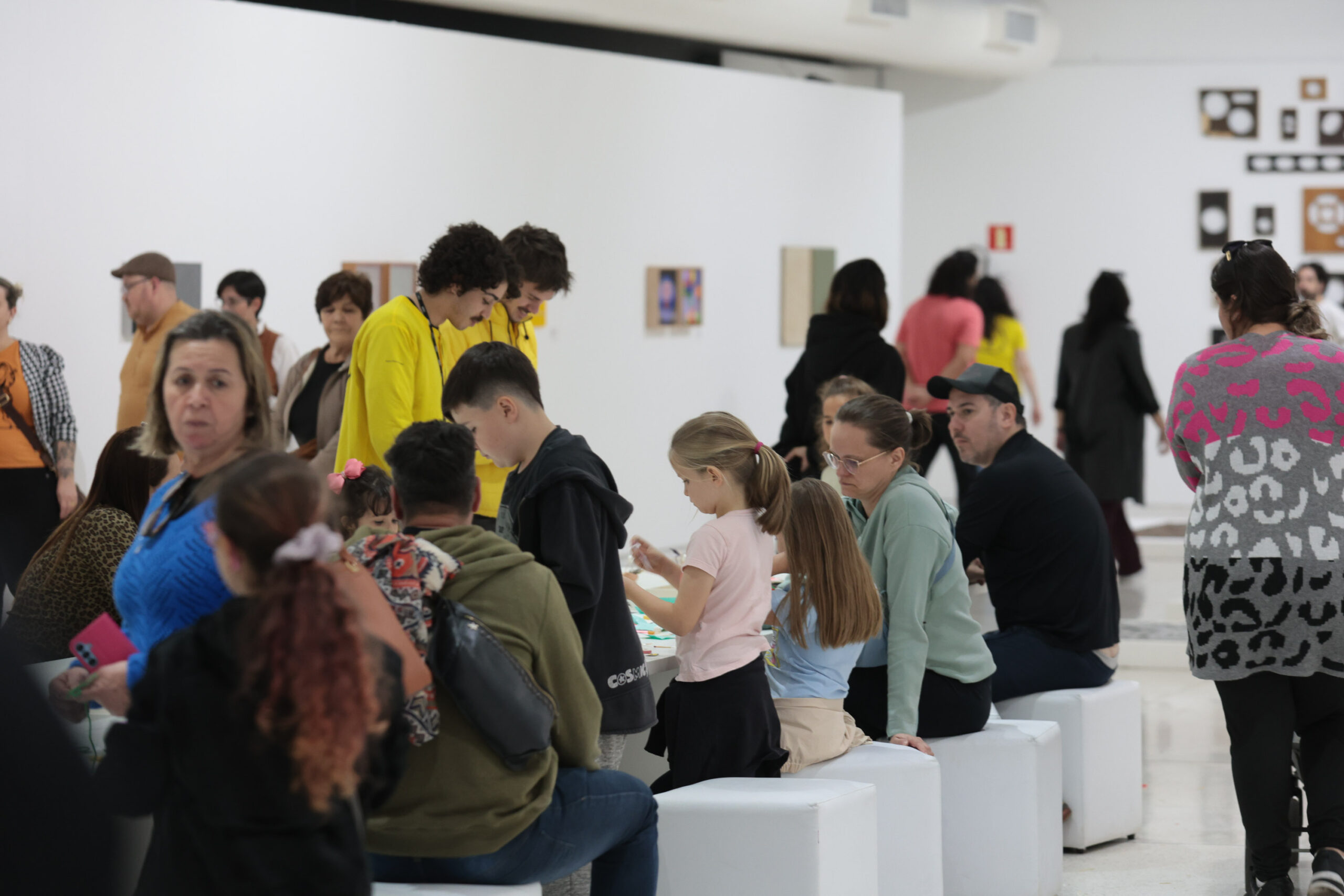 Férias no MON: primeiro dia do horário estendido atrai nova multidão ao museu