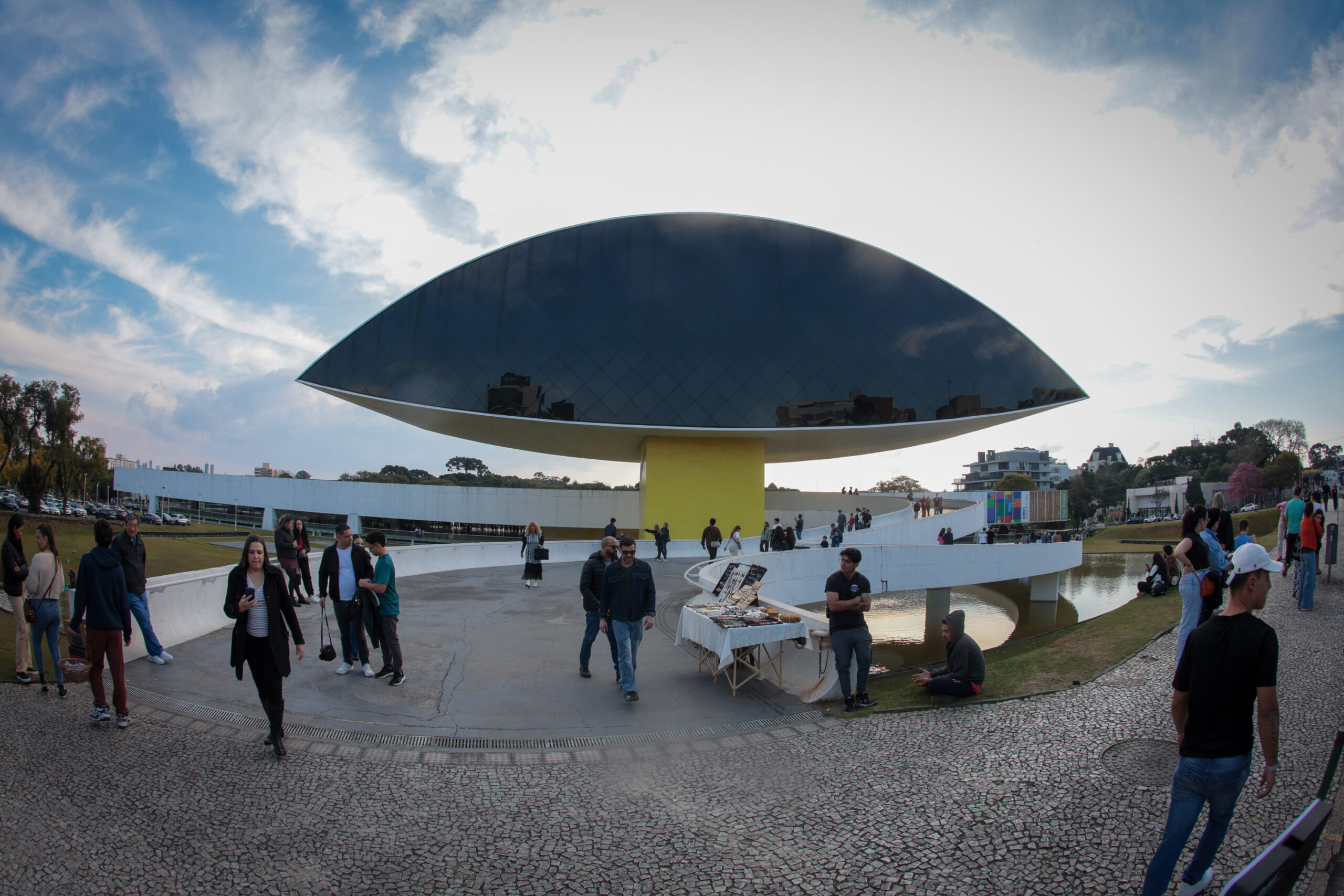 Férias no MON: primeiro dia do horário estendido atrai nova multidão ao museu