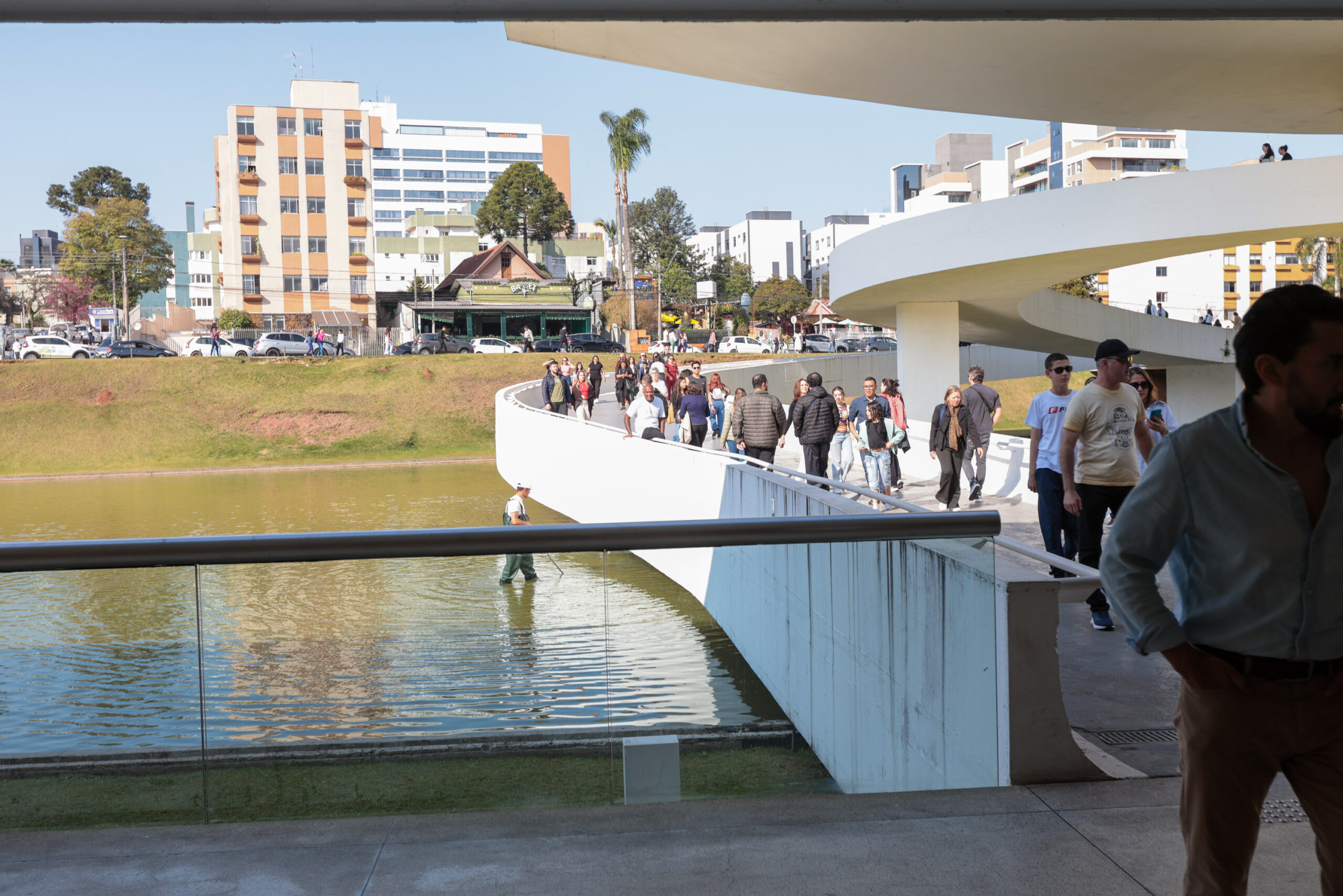 Férias no MON: primeiro dia do horário estendido atrai nova multidão ao museu