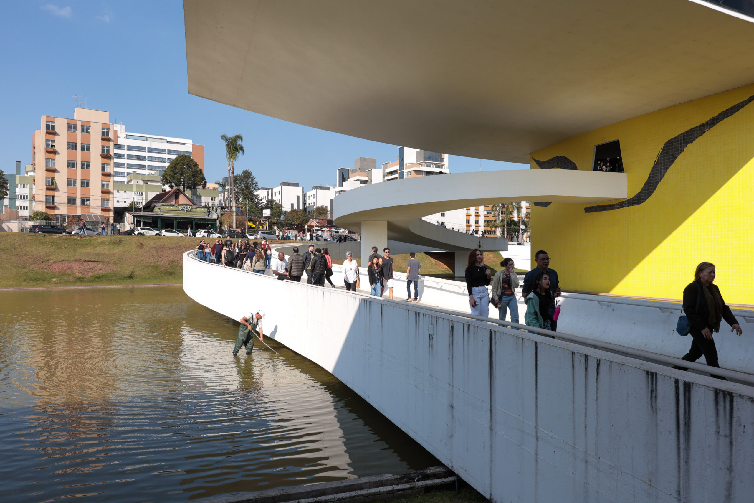 Férias no MON: primeiro dia do horário estendido atrai nova multidão ao museu