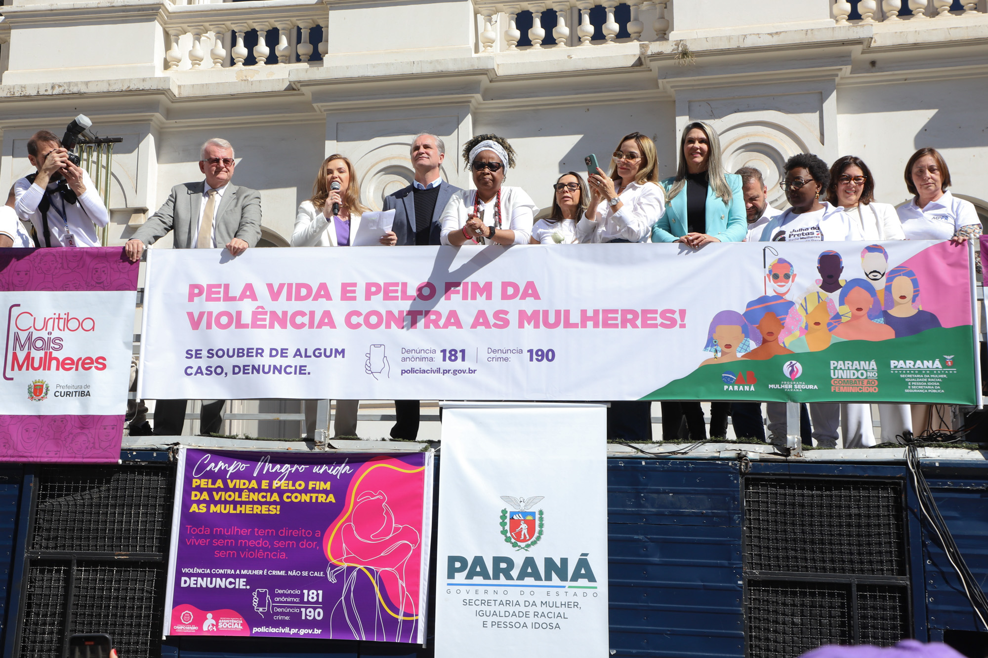 Caminhada contra o feminicídio reúne 2 mil pessoas em Curitiba: ato acontece em 181 cidades