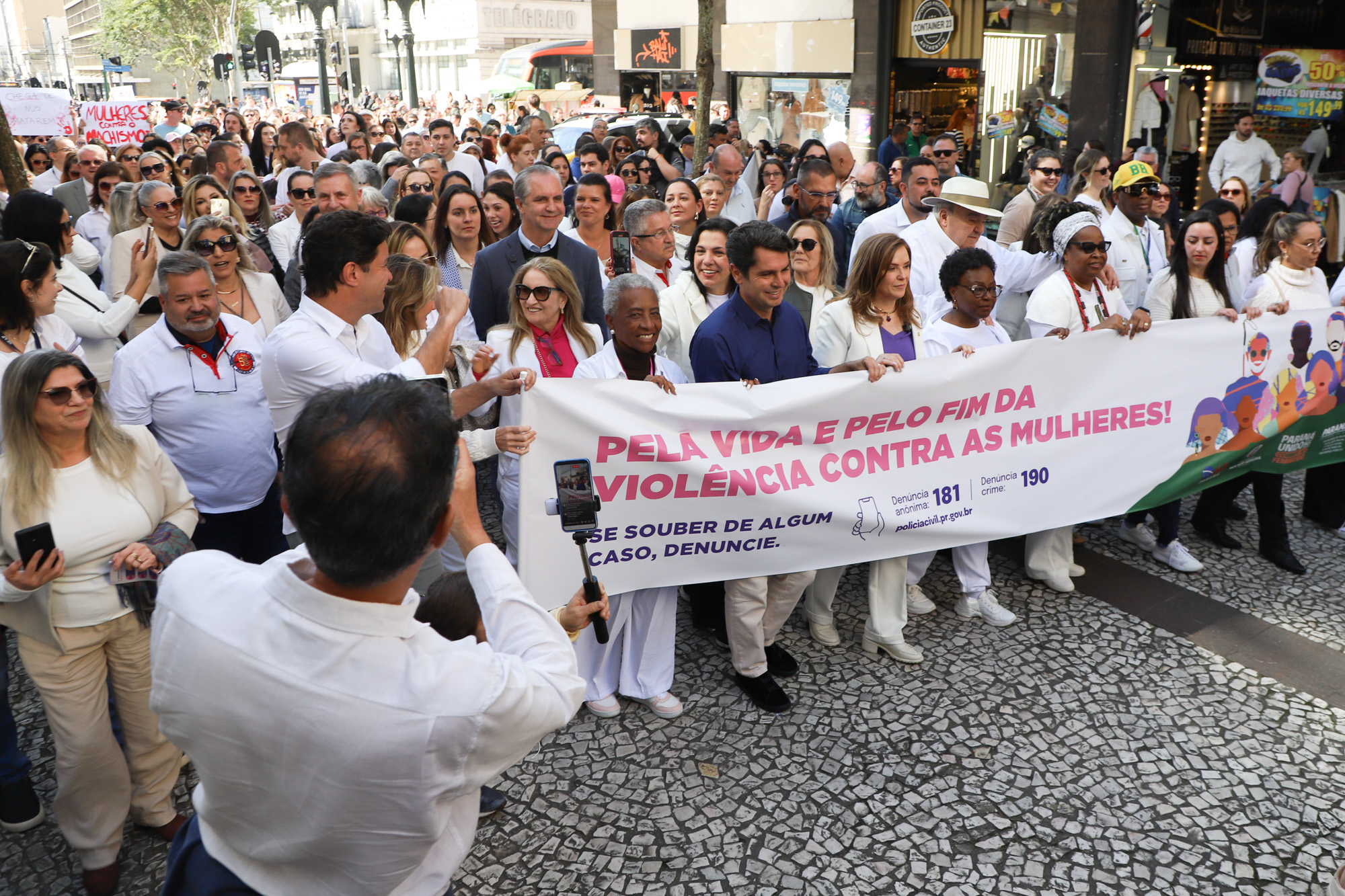 Caminhada contra o feminicídio reúne 2 mil pessoas em Curitiba: ato acontece em 181 cidades