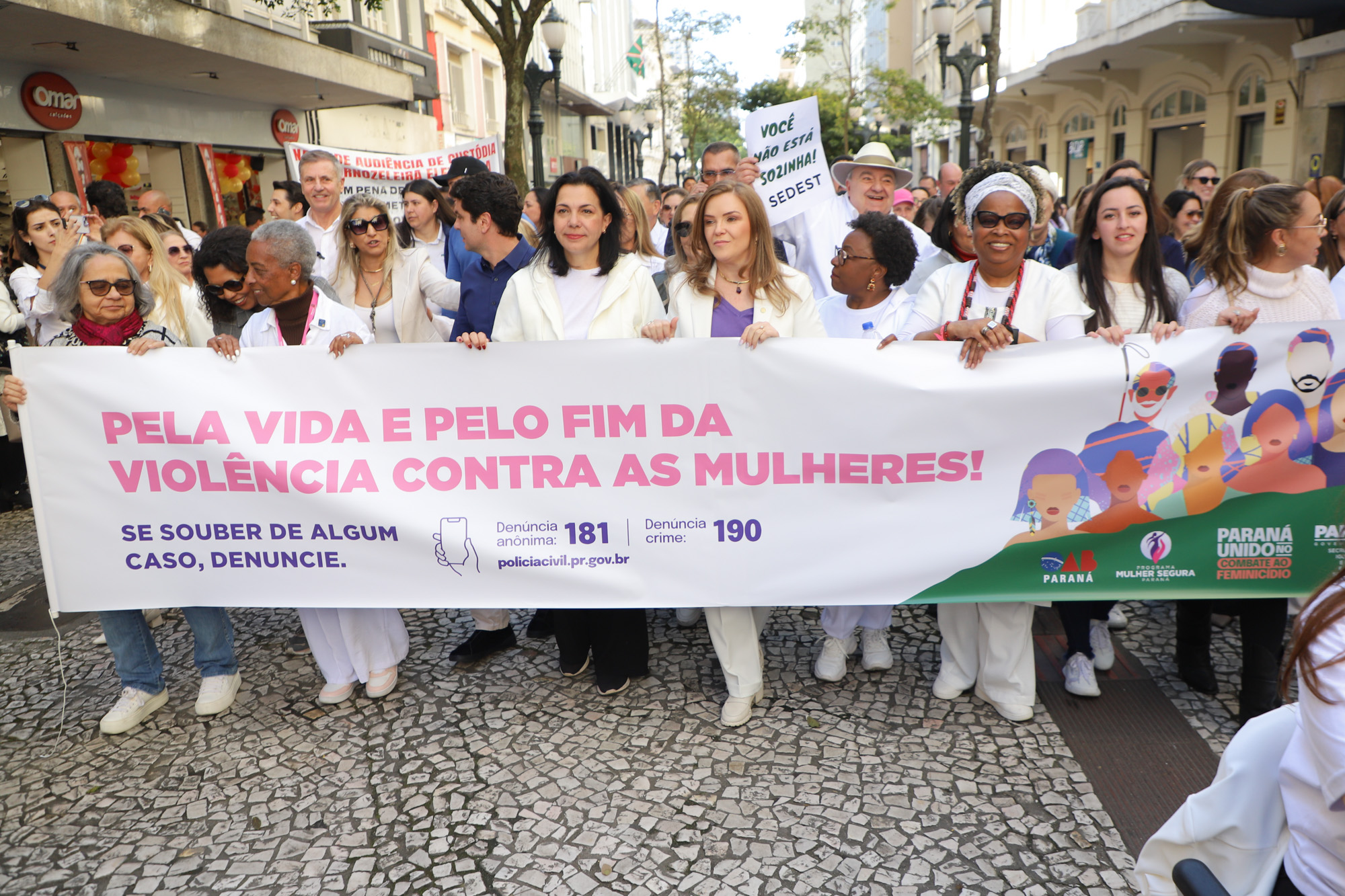 Caminhada contra o feminicídio reúne 2 mil pessoas em Curitiba: ato acontece em 181 cidades