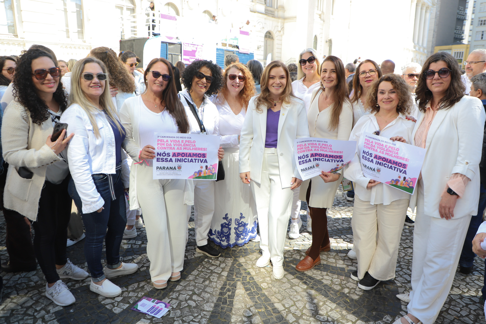 Caminhada contra o feminicídio reúne 2 mil pessoas em Curitiba: ato acontece em 181 cidades
