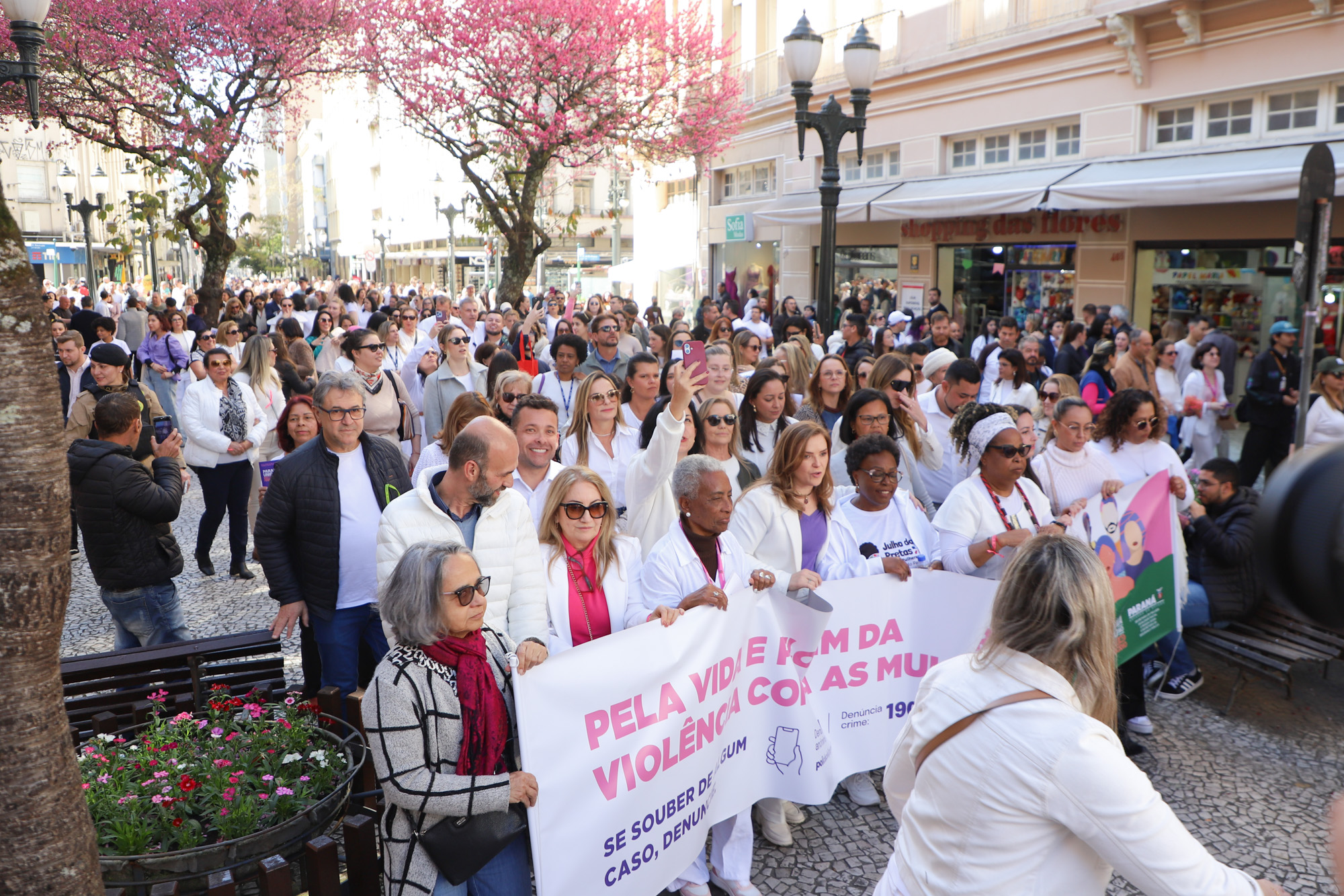 Caminhada contra o feminicídio reúne 2 mil pessoas em Curitiba: ato acontece em 181 cidades