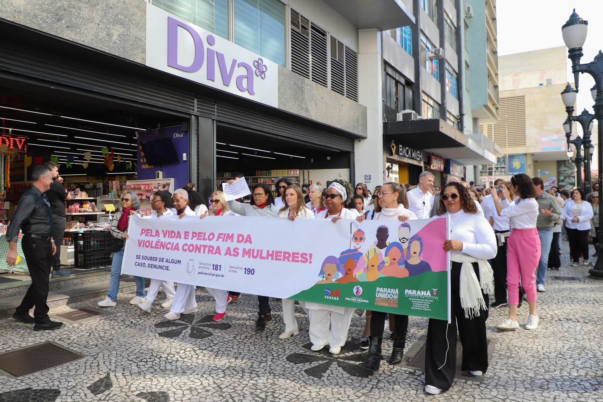 Caminhada contra o feminicídio reúne 2 mil pessoas em Curitiba: ato acontece em 181 cidades