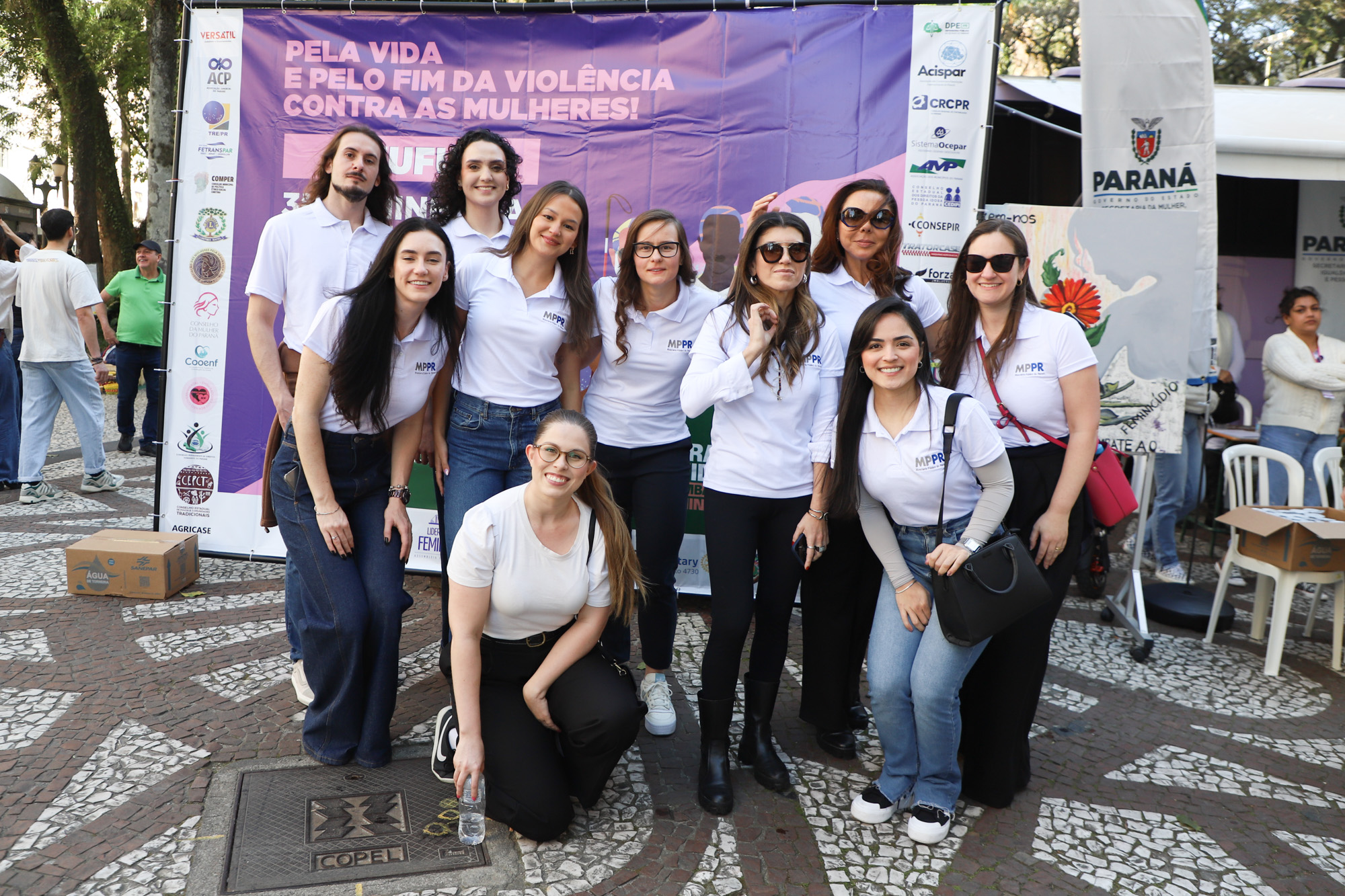 Caminhada contra o feminicídio reúne 2 mil pessoas em Curitiba: ato acontece em 181 cidades