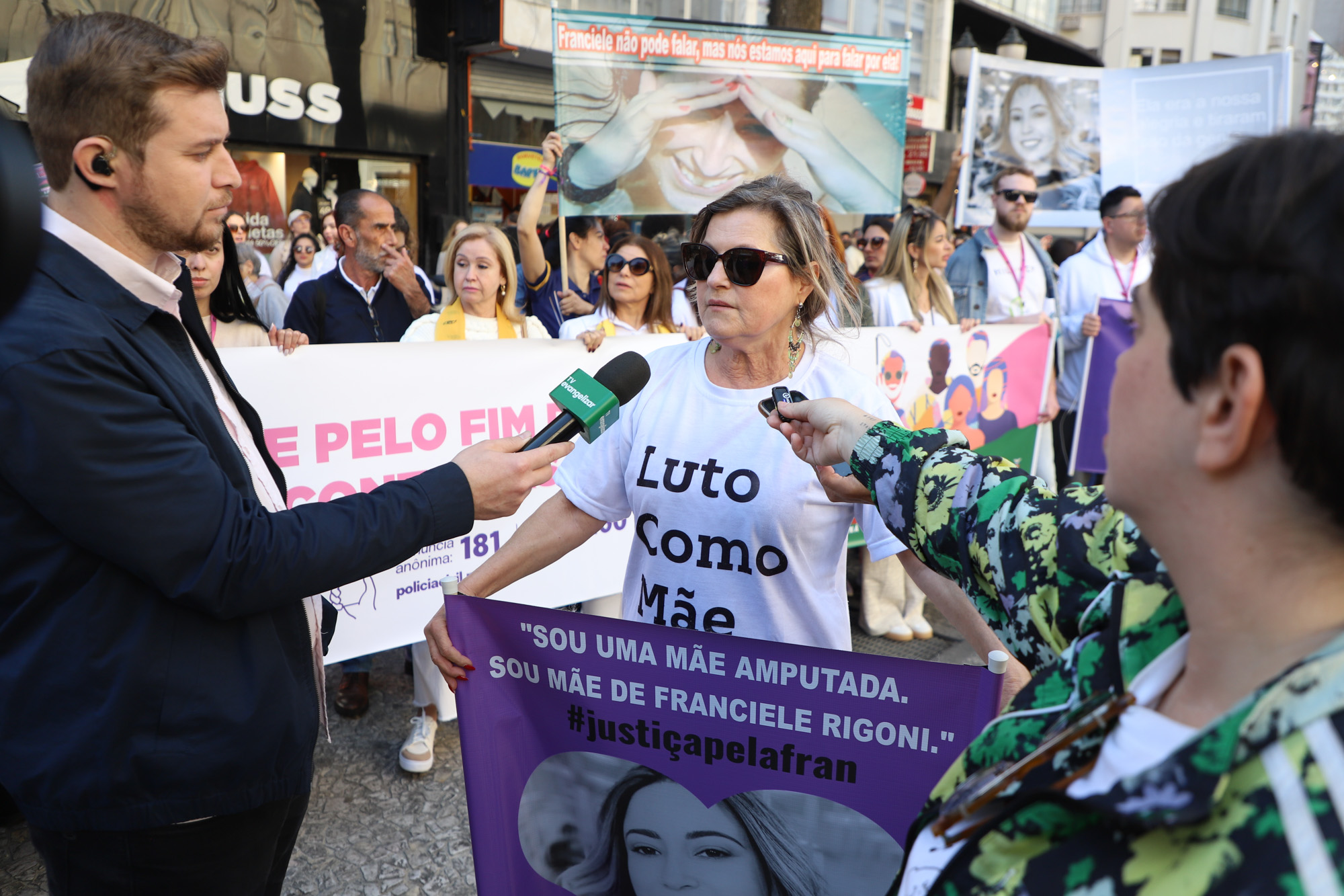 Caminhada contra o feminicídio reúne 2 mil pessoas em Curitiba: ato acontece em 181 cidades