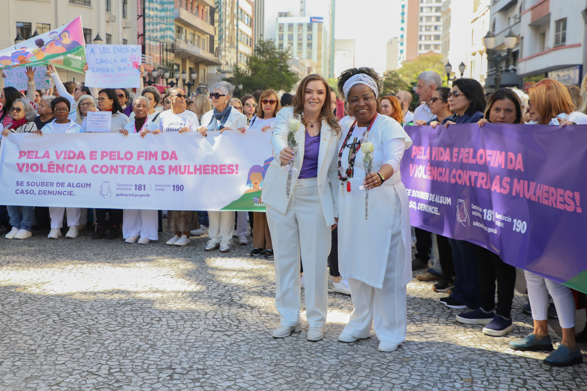 Caminhada contra o feminicídio reúne 2 mil pessoas em Curitiba: ato acontece em 181 cidades