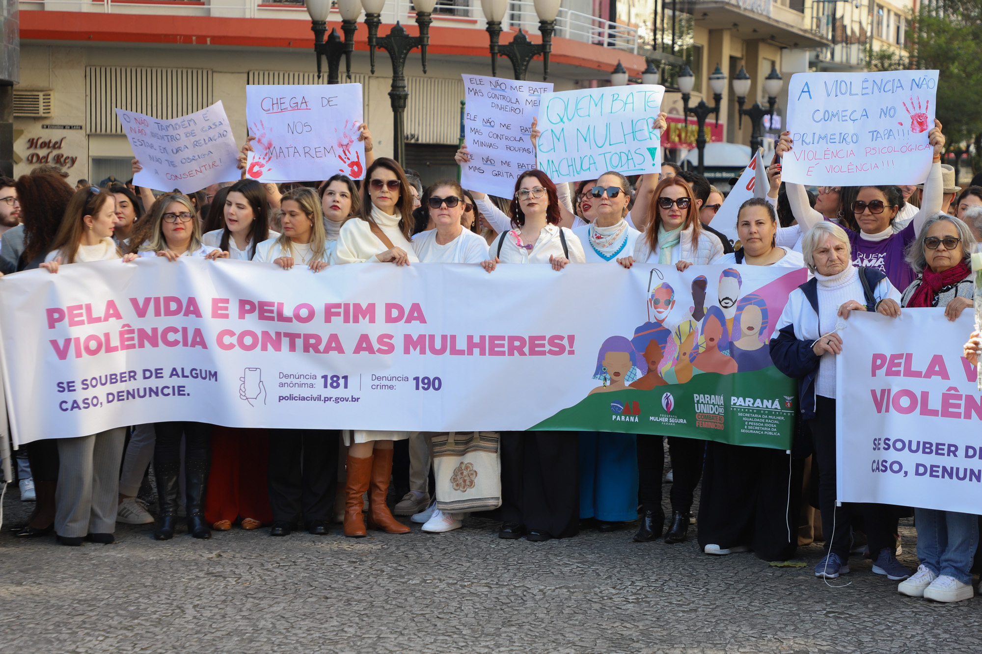Caminhada contra o feminicídio reúne 2 mil pessoas em Curitiba: ato acontece em 181 cidades
