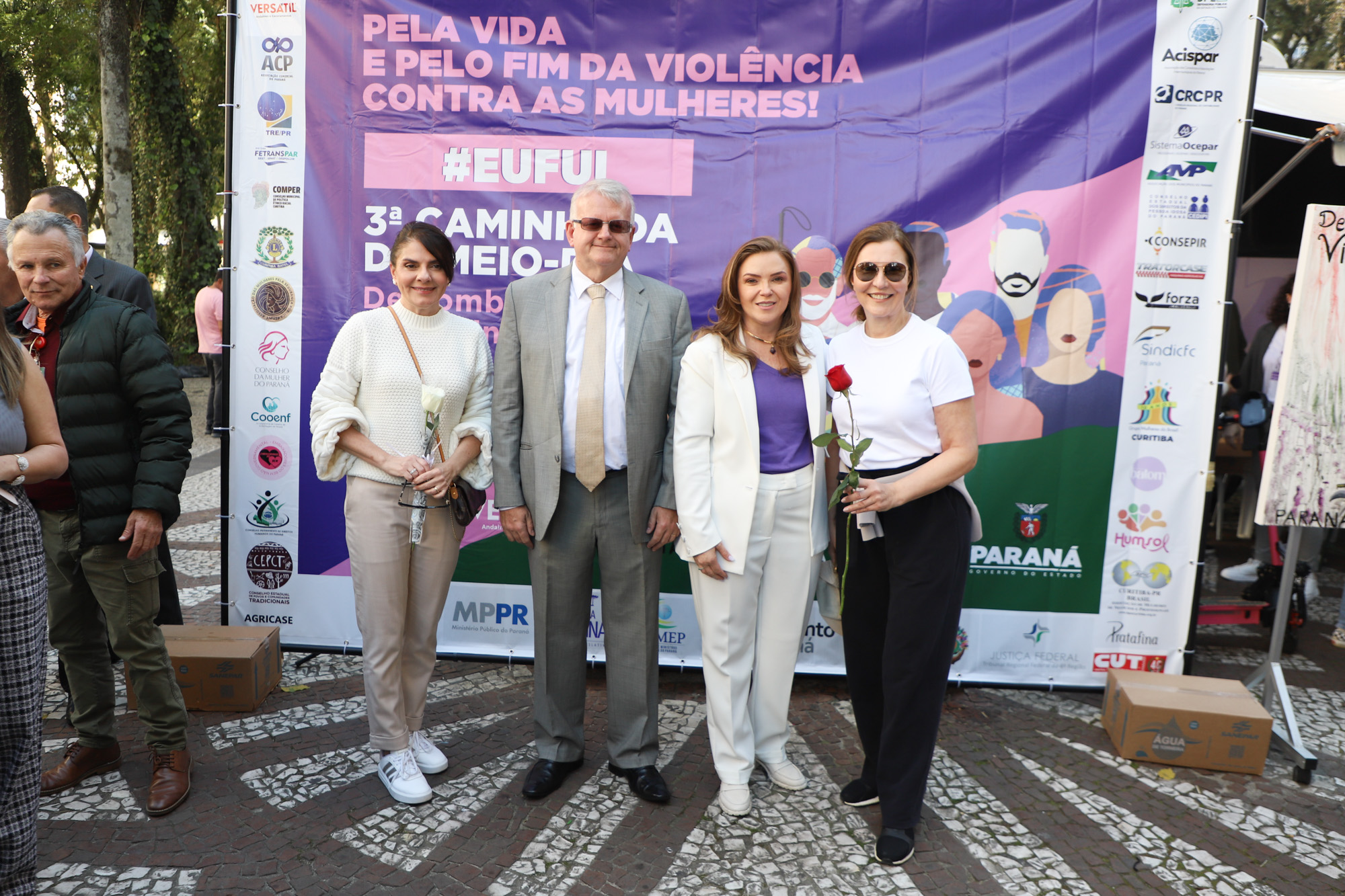 Caminhada contra o feminicídio reúne 2 mil pessoas em Curitiba: ato acontece em 181 cidades