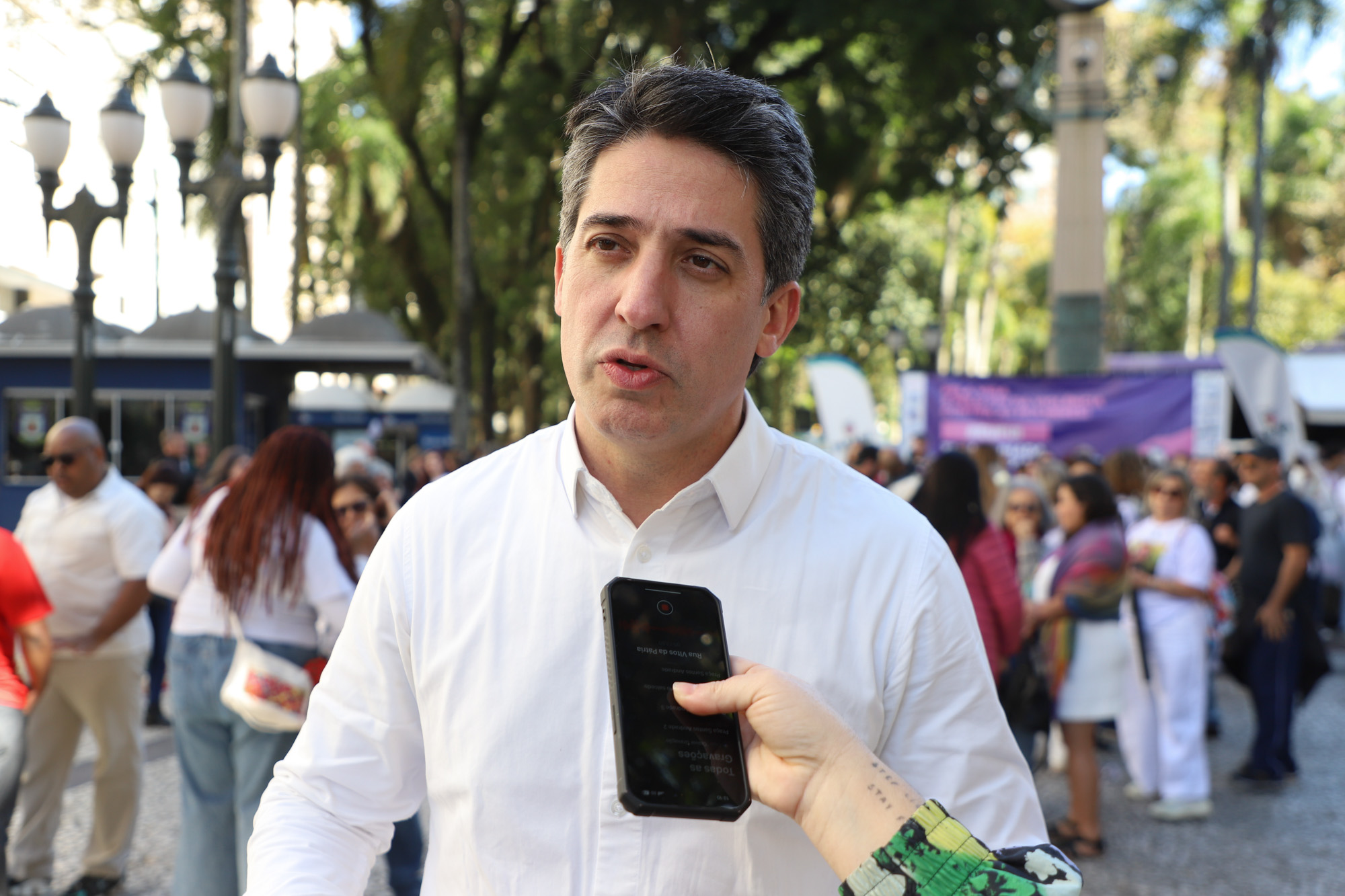 Caminhada contra o feminicídio reúne 2 mil pessoas em Curitiba: ato acontece em 181 cidades