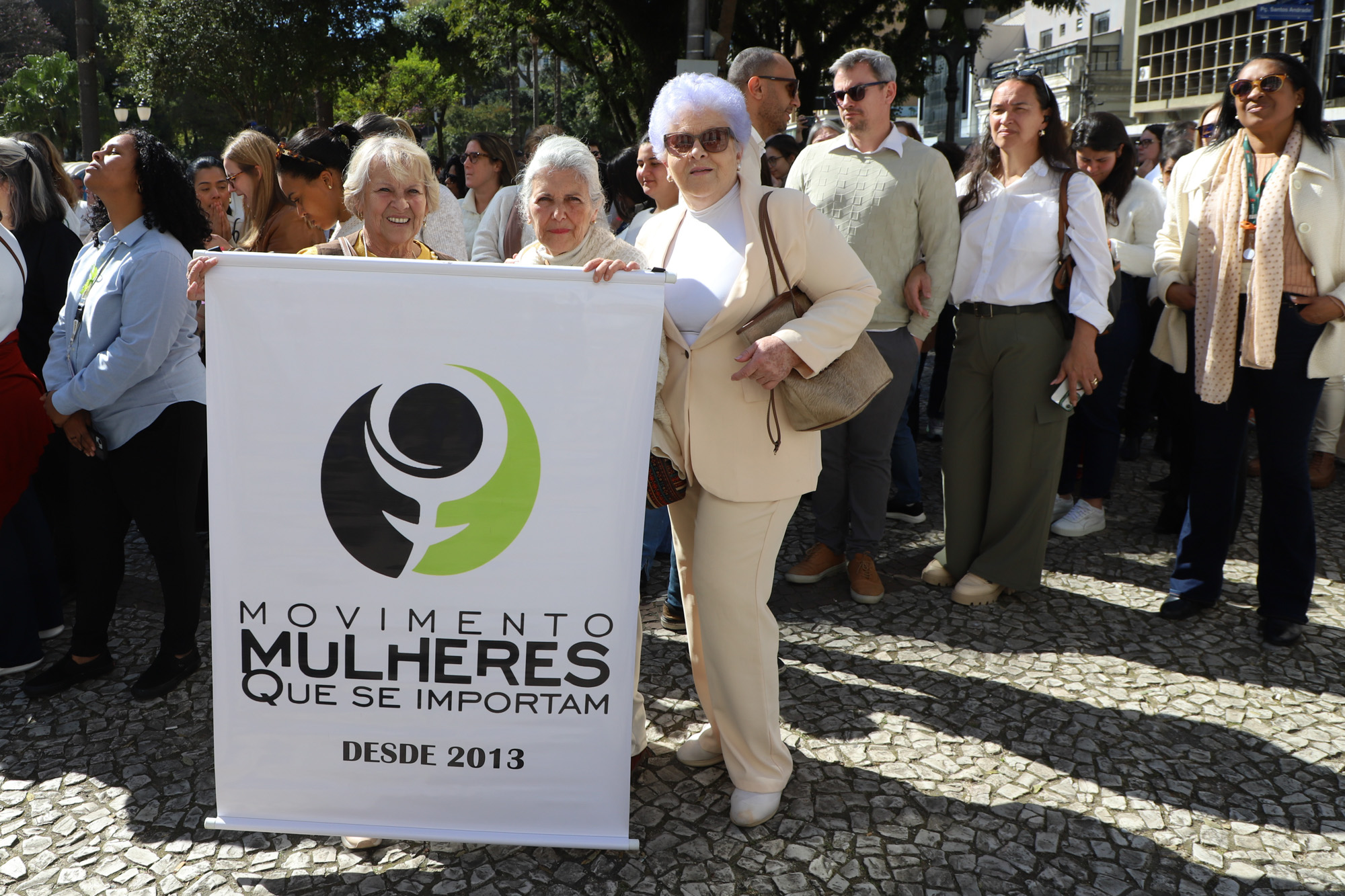 Caminhada contra o feminicídio reúne 2 mil pessoas em Curitiba: ato acontece em 181 cidades