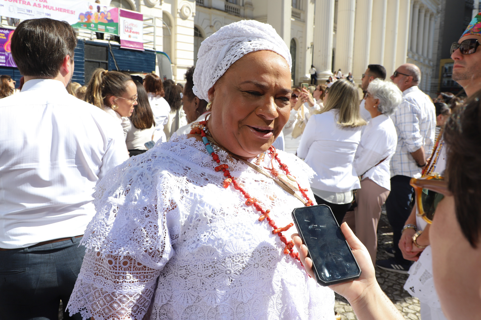 Caminhada contra o feminicídio reúne 2 mil pessoas em Curitiba: ato acontece em 181 cidades