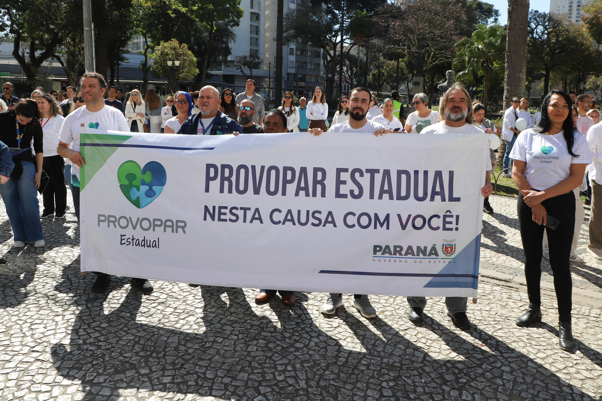 Caminhada contra o feminicídio reúne 2 mil pessoas em Curitiba: ato acontece em 181 cidades