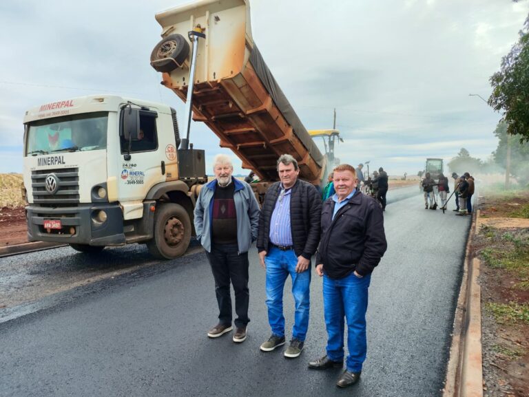 O prefeito Lari Hitz, o vice-prefeito Roque Lorenzatto e o secretário Max Benke vistoriando as obras