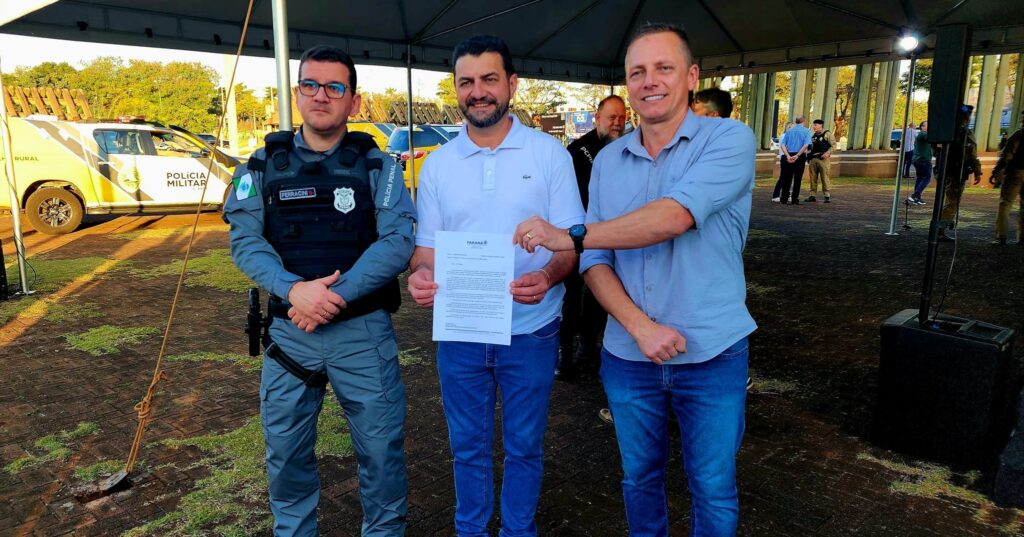 Prefeito Adriano Backes recebe documento com solicitação de área para complexo penitenciário