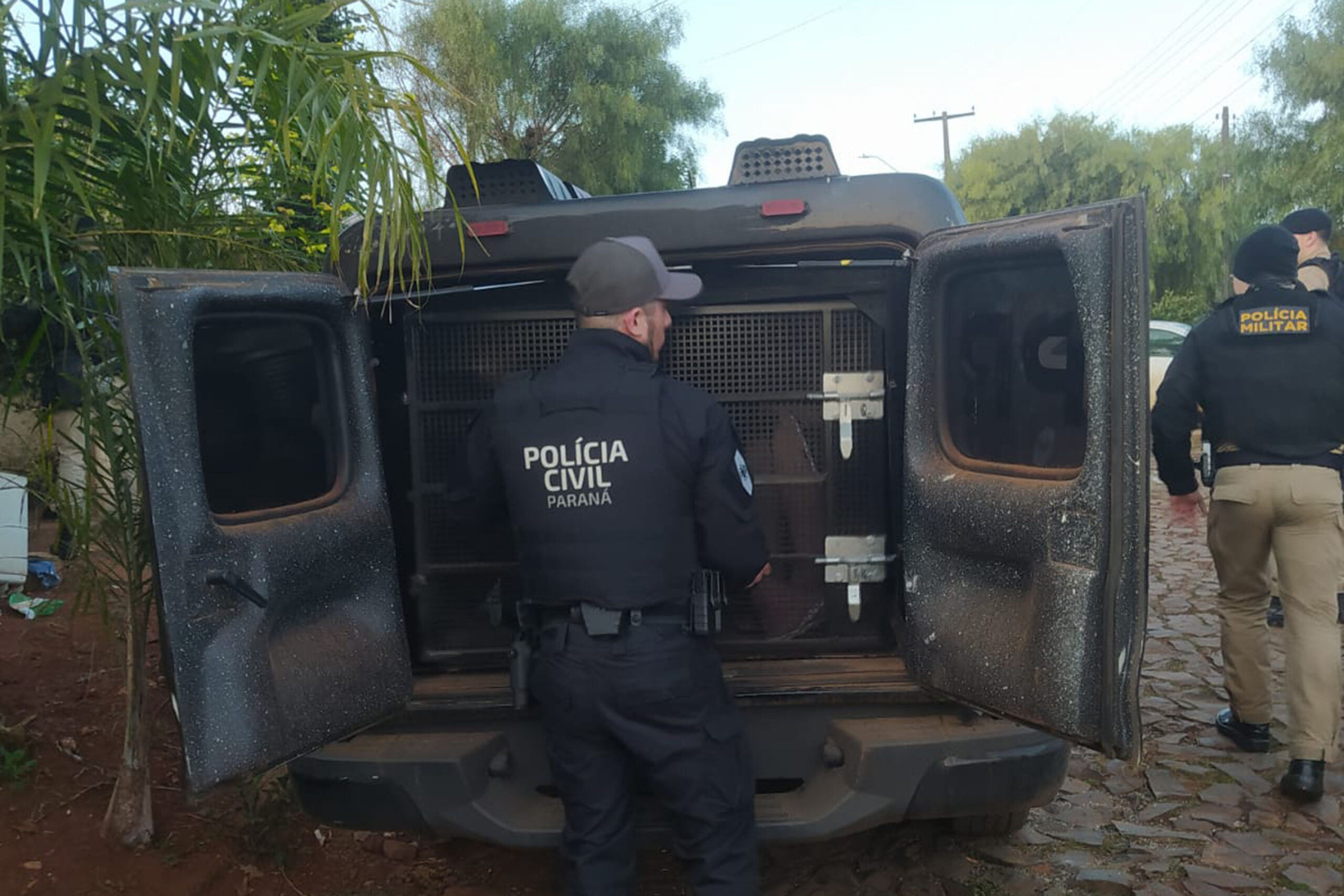 PCPR e PMPR prendem três pessoas em ação contra o tráfico de drogas em Pitanga