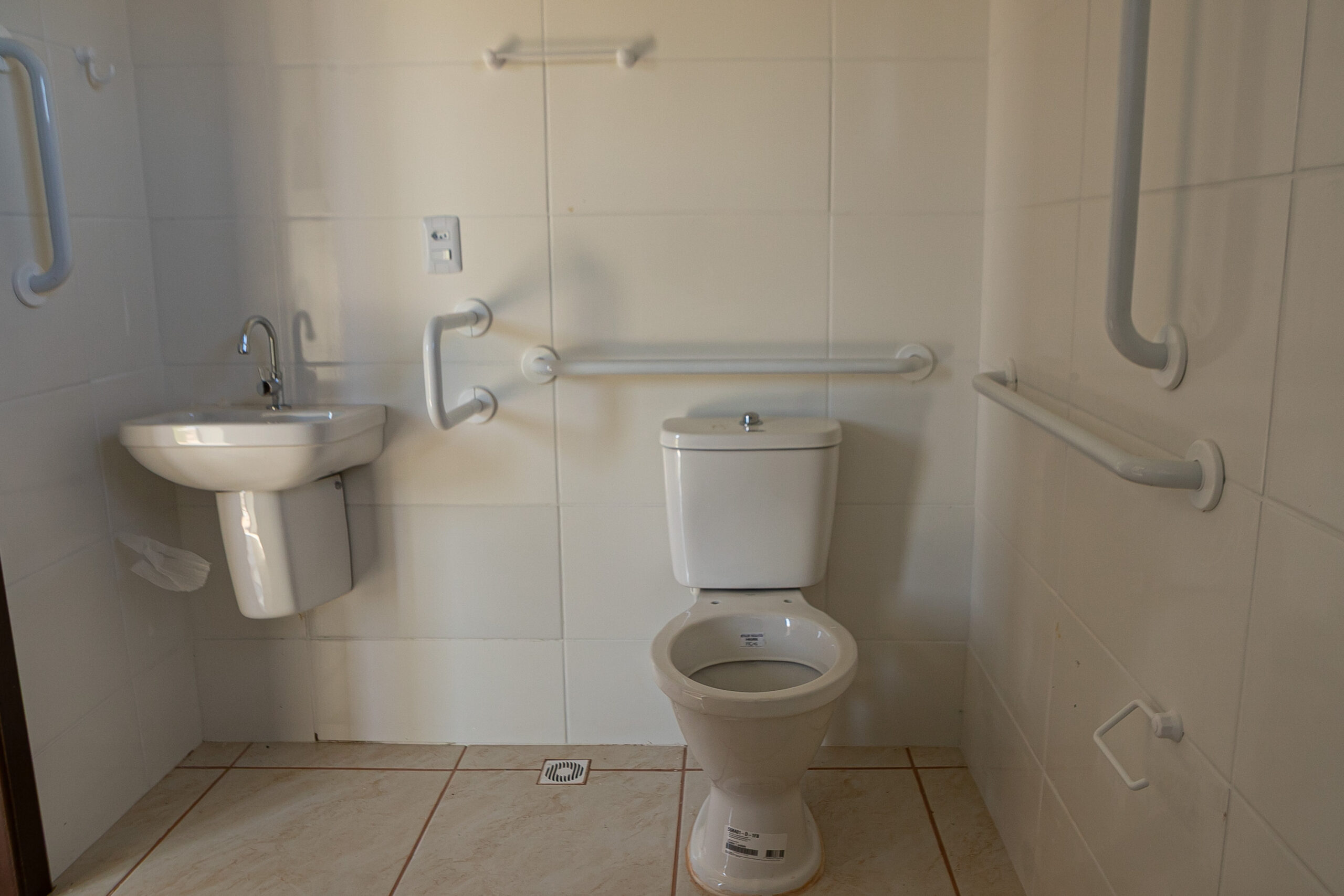 Com piscina e mobília, Ratinho Junior inaugura Condomínio do Idoso de Arapongas