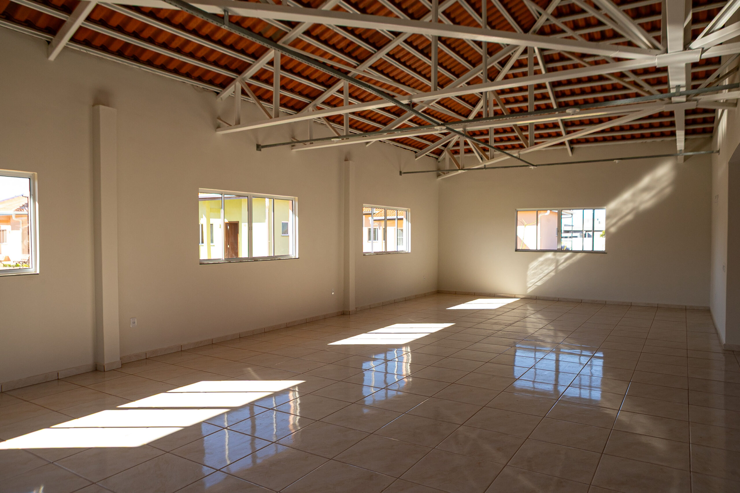 Com piscina e mobília, Ratinho Junior inaugura Condomínio do Idoso de Arapongas