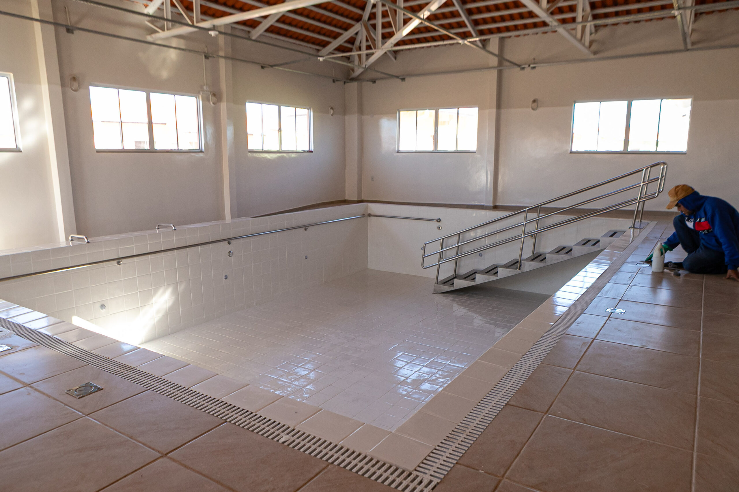 Com piscina e mobília, Ratinho Junior inaugura Condomínio do Idoso de Arapongas