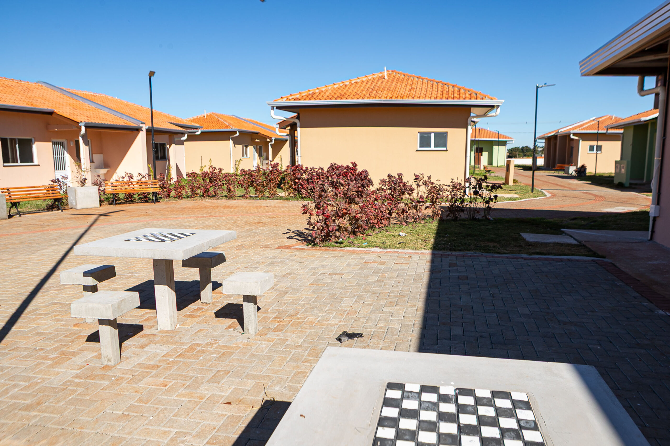 Com piscina e mobília, Ratinho Junior inaugura Condomínio do Idoso de Arapongas