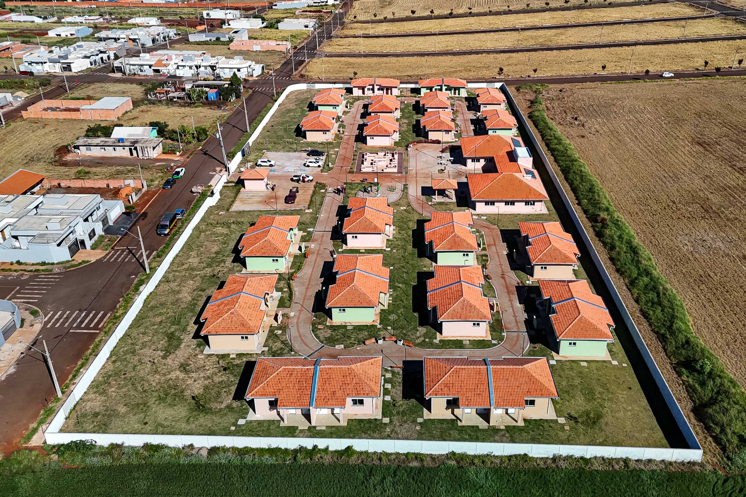 Com piscina e mobília, Ratinho Junior inaugura Condomínio do Idoso de Arapongas