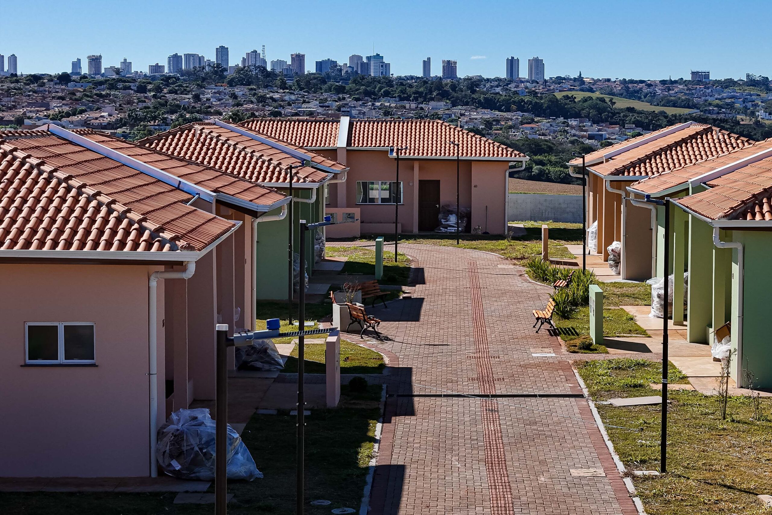 Com piscina e mobília, Ratinho Junior inaugura Condomínio do Idoso de Arapongas