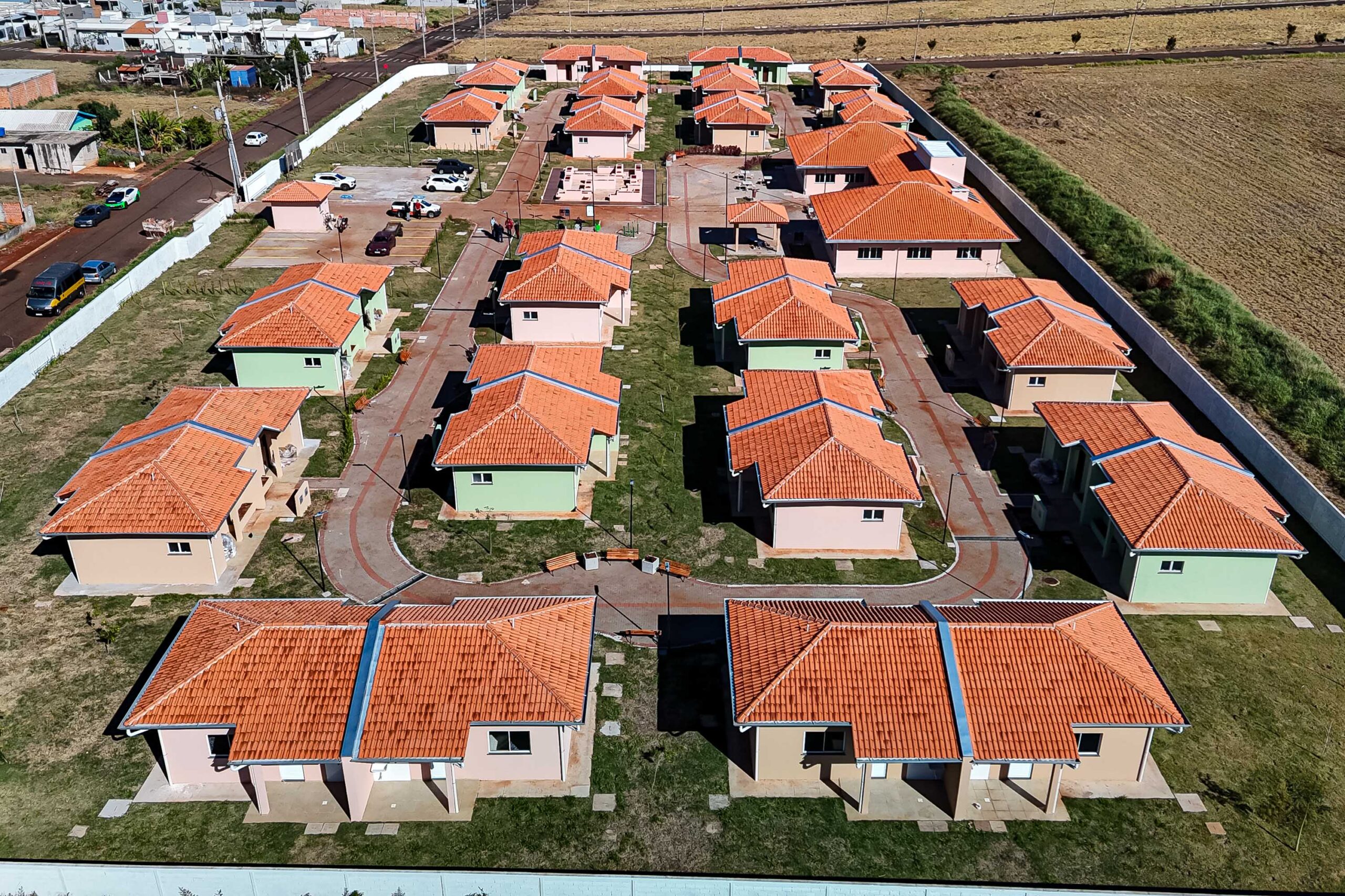 Com piscina e mobília, Ratinho Junior inaugura Condomínio do Idoso de Arapongas