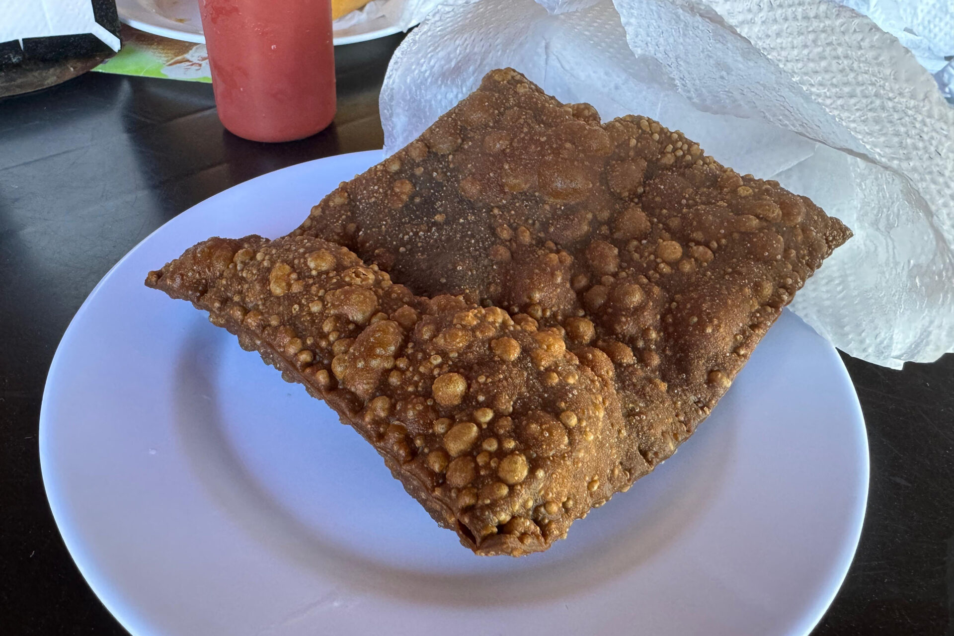 Pastel com massa de café, estrada boa e natureza atraem motociclistas para Angra Doce