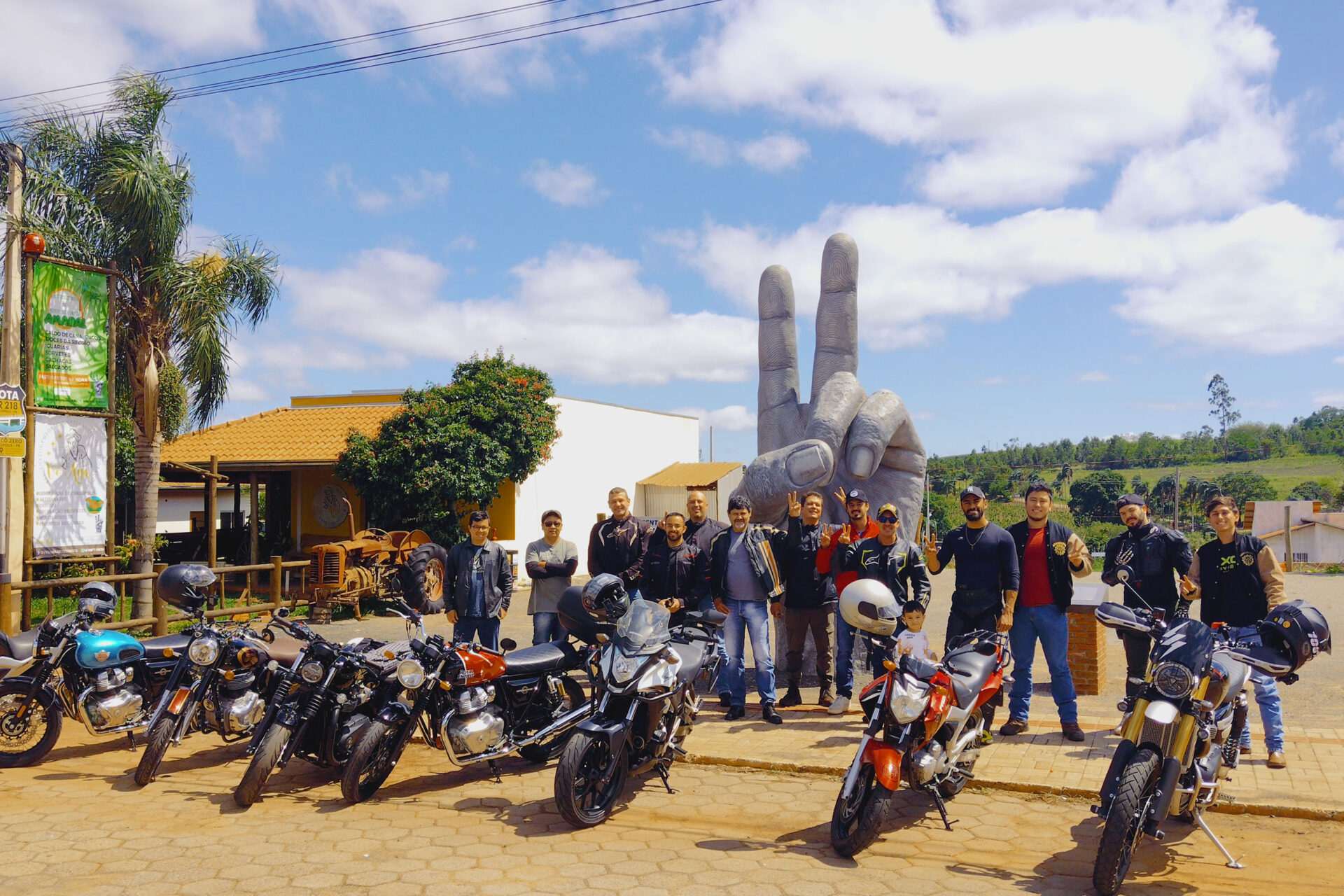 Pastel com massa de café, estrada boa e natureza atraem motociclistas para Angra Doce