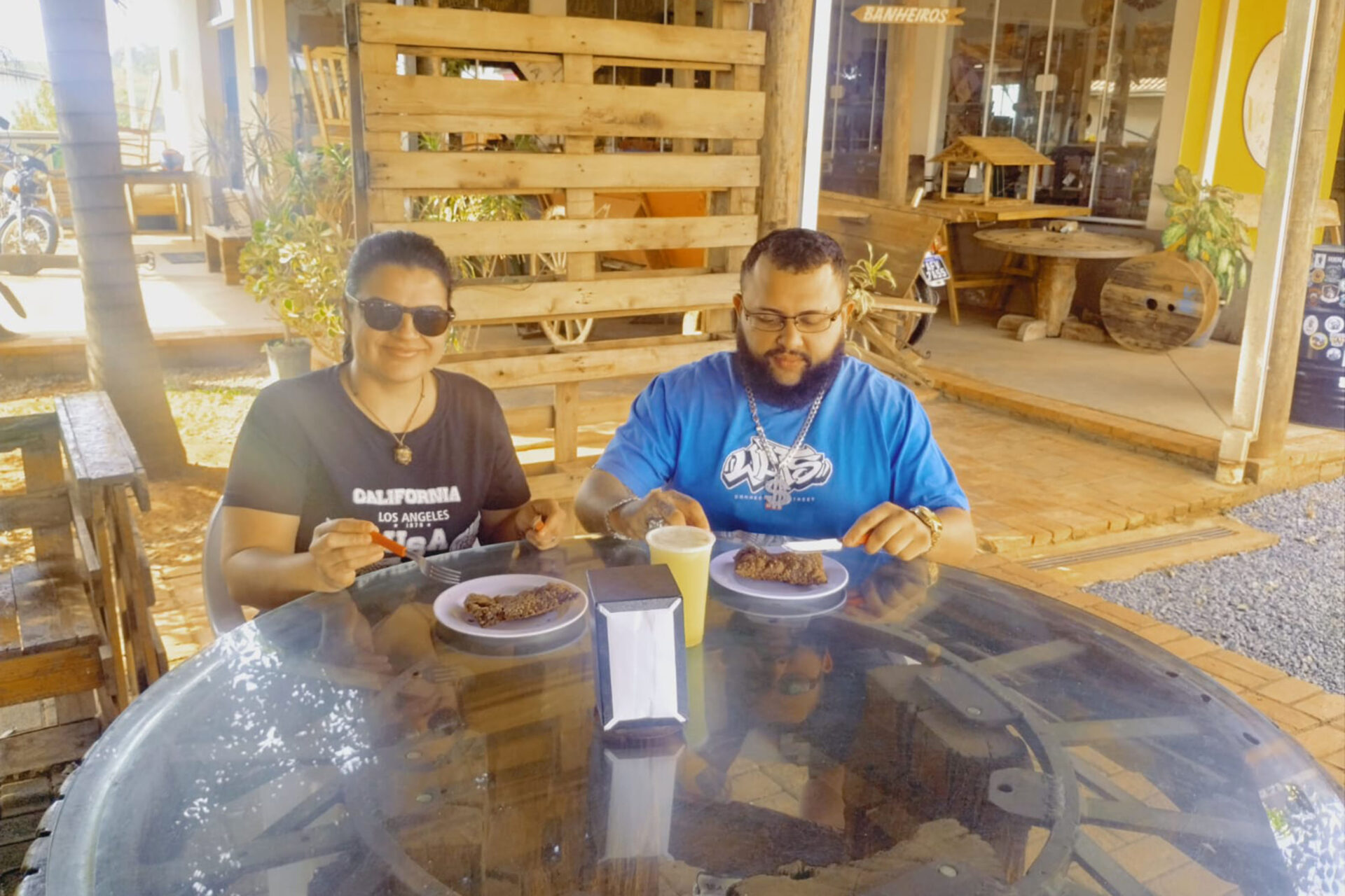 Pastel com massa de café, estrada boa e natureza atraem motociclistas para Angra Doce