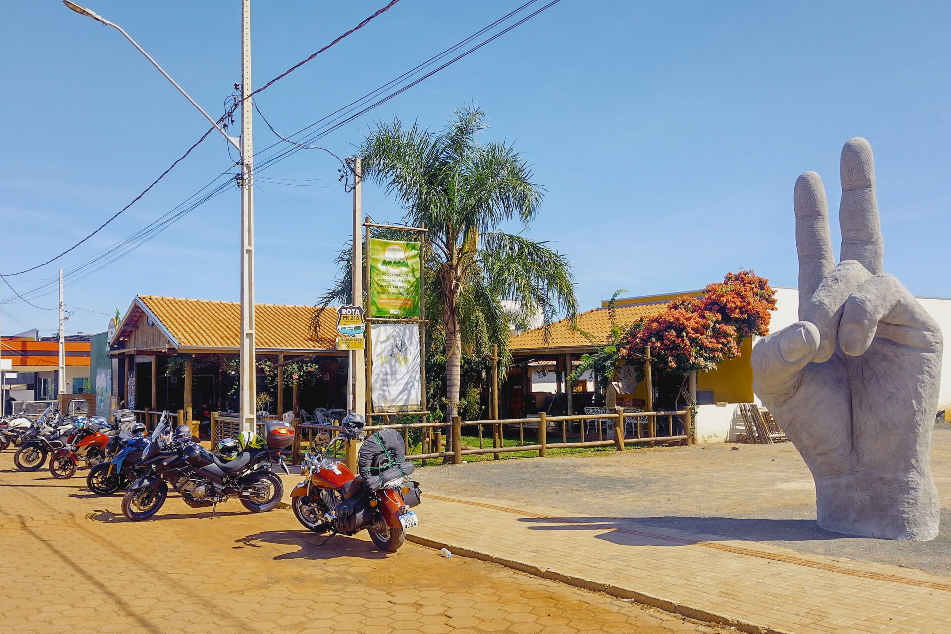 Pastel com massa de café, estrada boa e natureza atraem motociclistas para Angra Doce