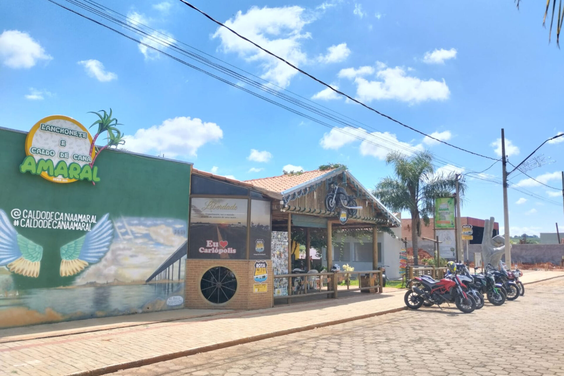 Pastel com massa de café, estrada boa e natureza atraem motociclistas para Angra Doce