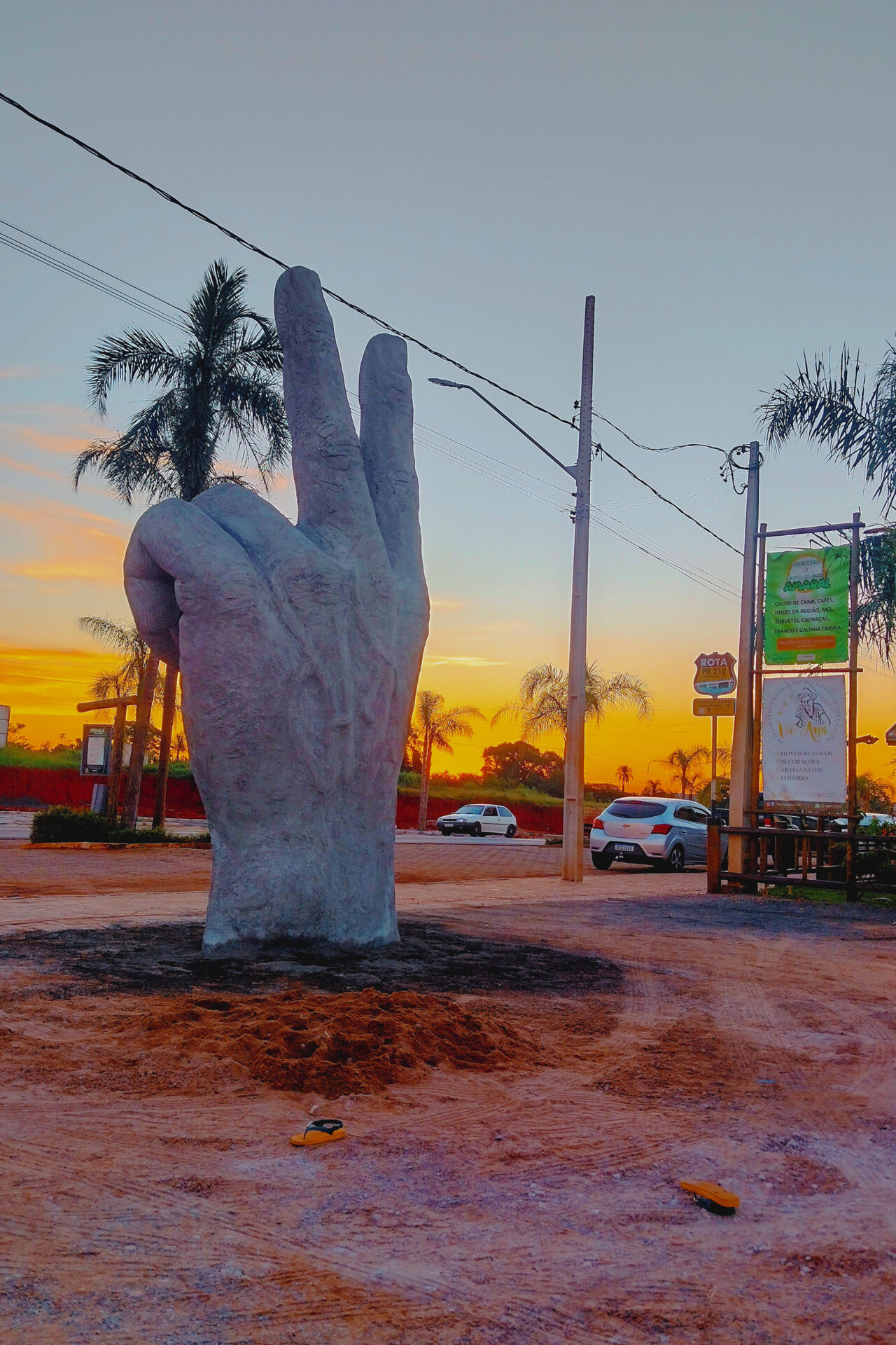 Pastel com massa de café, estrada boa e natureza atraem motociclistas para Angra Doce