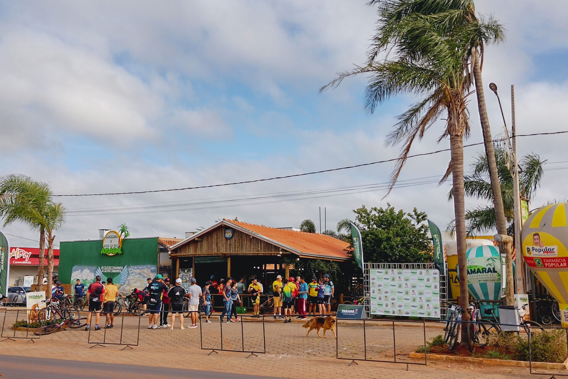 Pastel com massa de café, estrada boa e natureza atraem motociclistas para Angra Doce