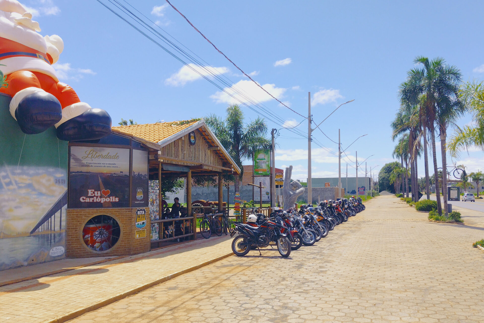 Pastel com massa de café, estrada boa e natureza atraem motociclistas para Angra Doce