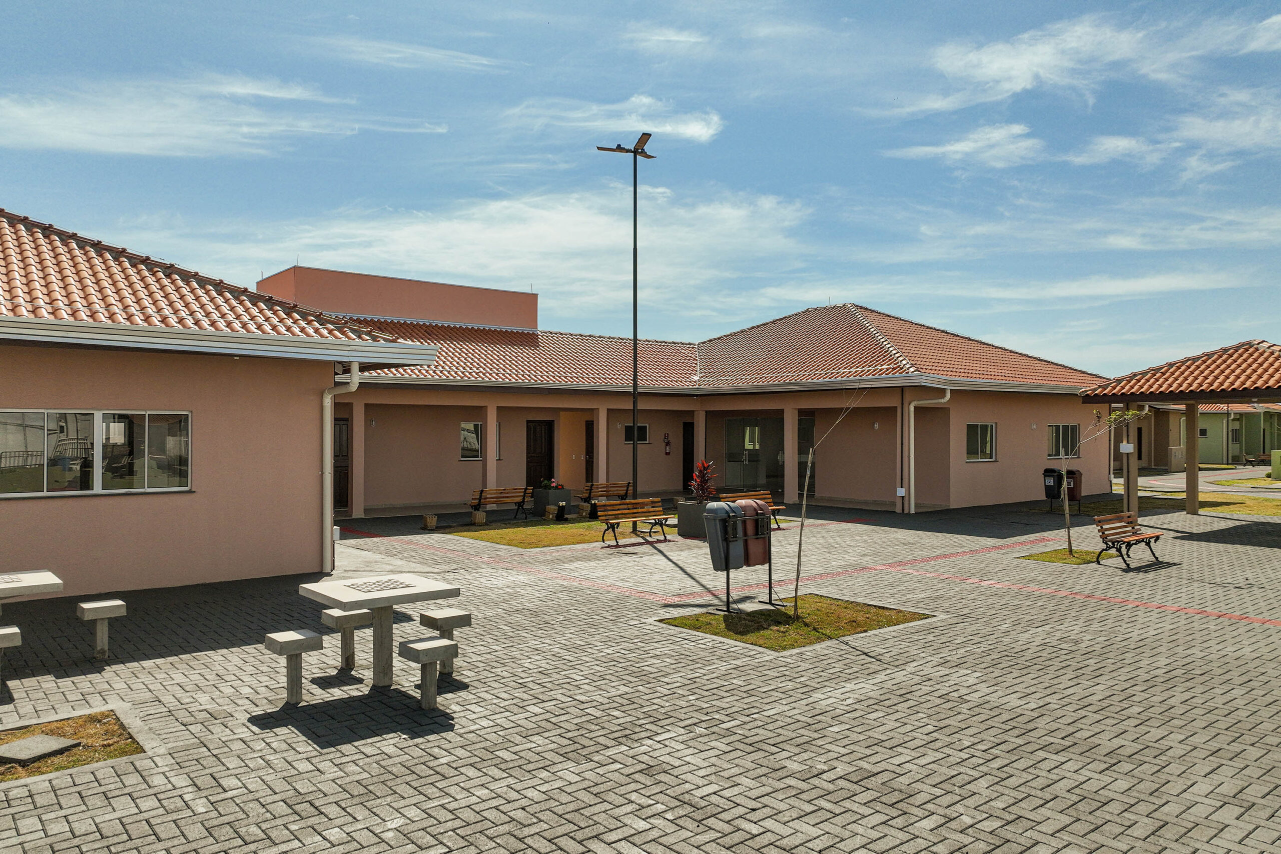 Com piscina e mobília, Ratinho Junior inaugura Condomínio do Idoso de Arapongas