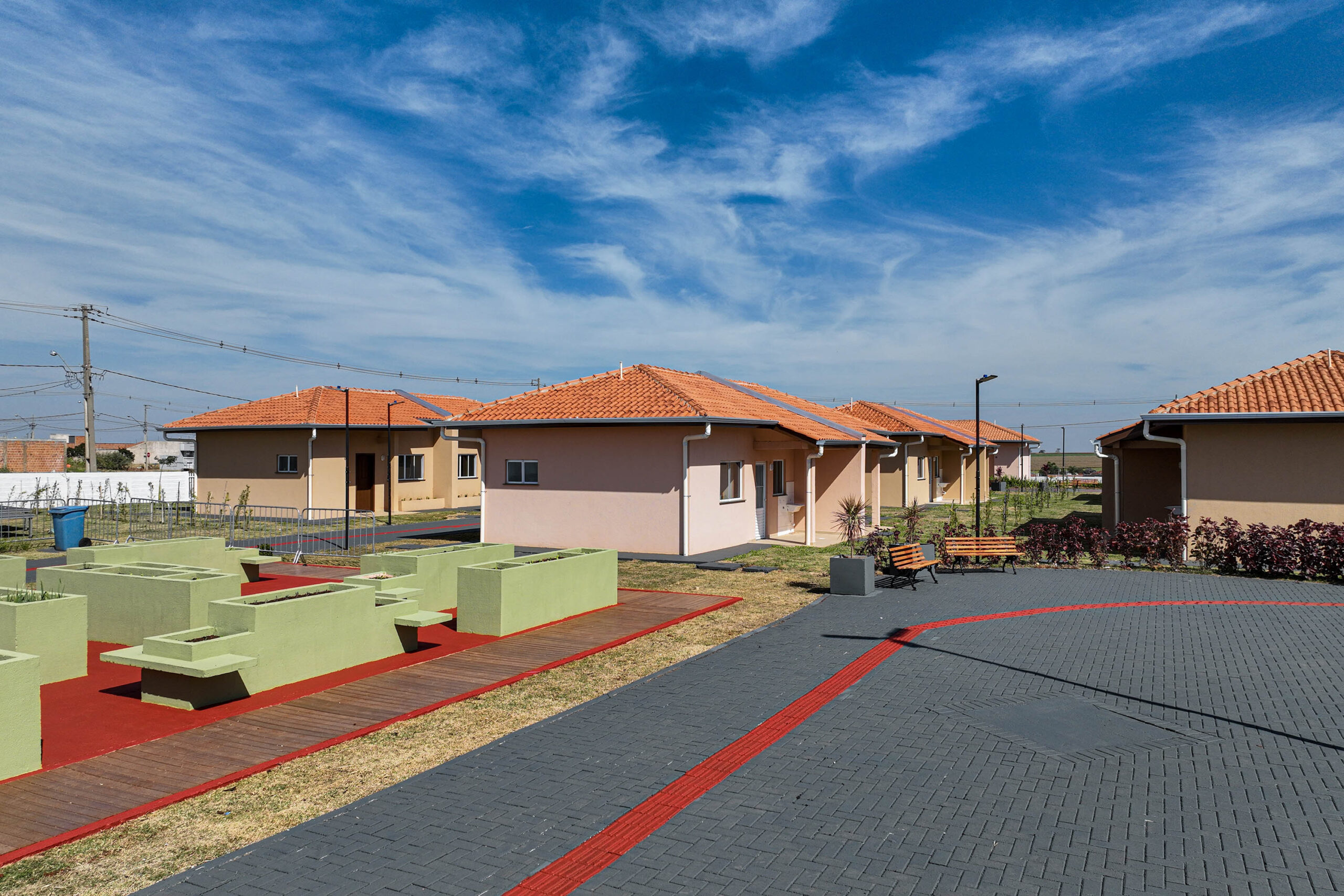Com piscina e mobília, Ratinho Junior inaugura Condomínio do Idoso de Arapongas